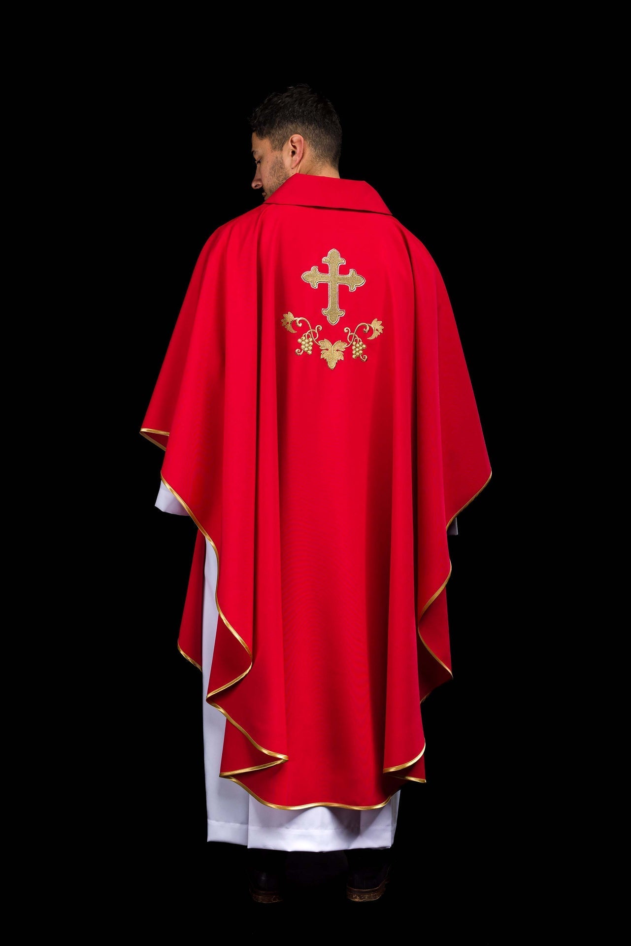 Bestickte Kasel mit Kreuzsymbol und breitem Kragen Rot - MESSGEWANDER.DE