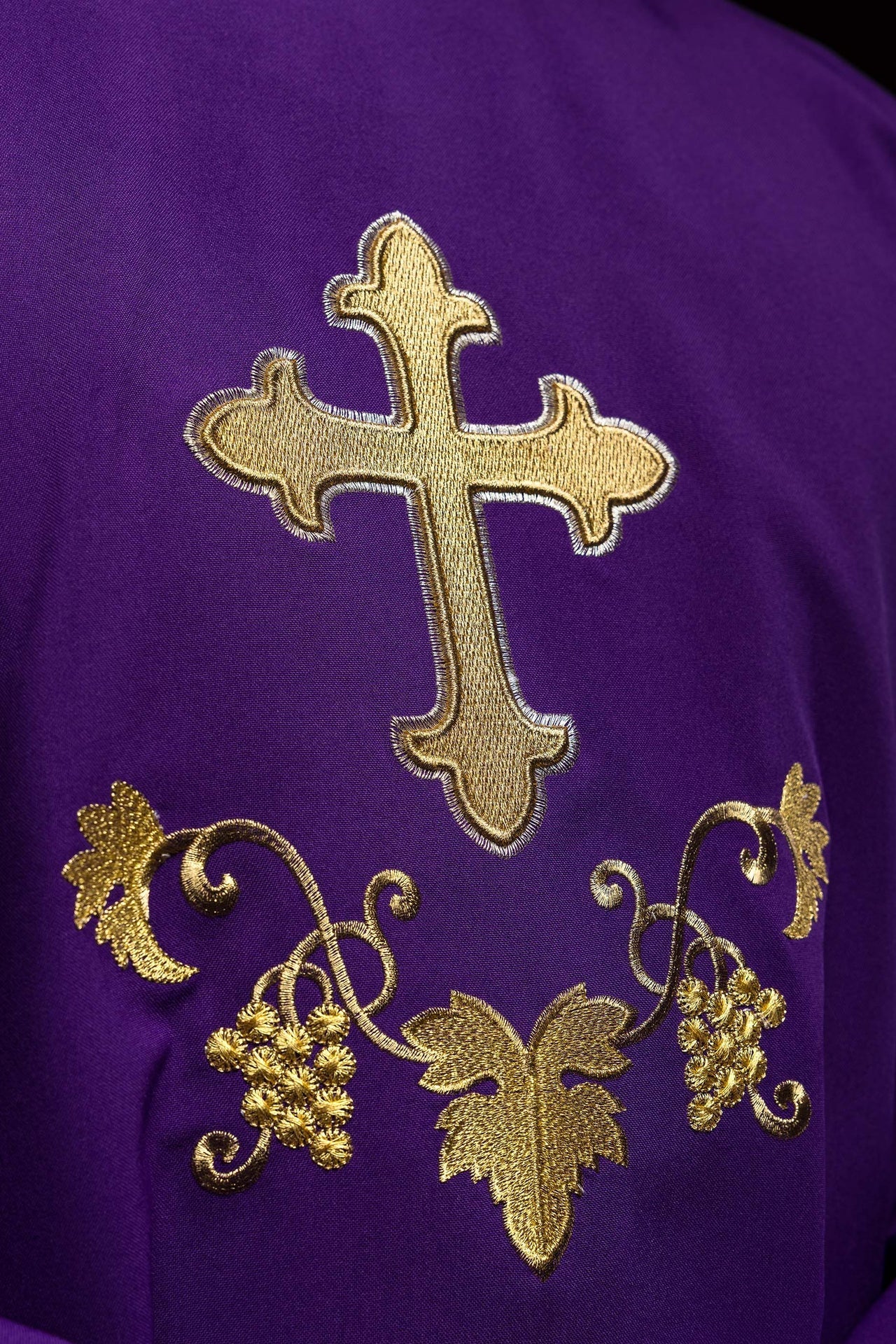 Bestickte Kasel mit Kreuzsymbol und breitem Kragen Violett - MESSGEWANDER.DE