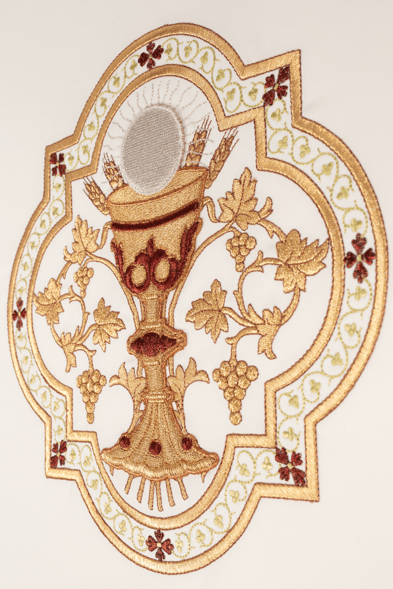 Bestickte Kasel mit Motiv des eucharistischen Kelchs und dem Symbol IHS - MESSGEWANDER.DE
