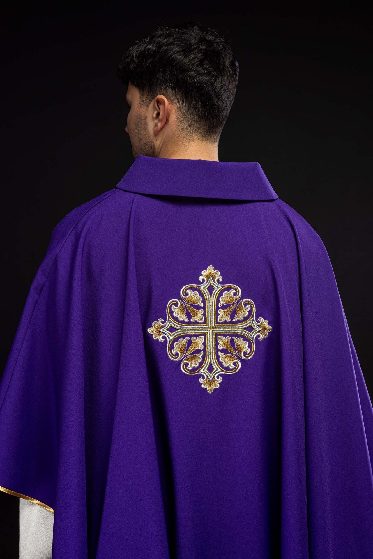 Bestickte Kasel mit verziertem Kreuz und breitem Kragen, violett - MESSGEWANDER.DE