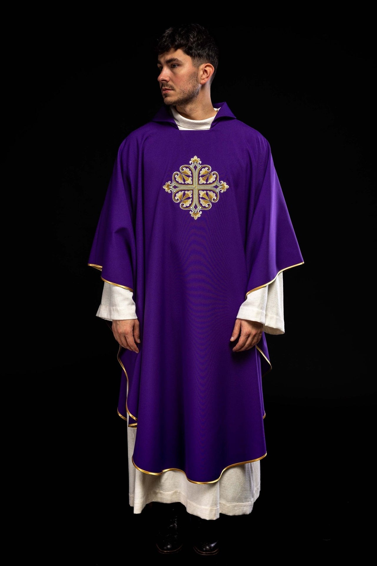 Bestickte Kasel mit verziertem Kreuz und breitem Kragen, violett - MESSGEWANDER.DE