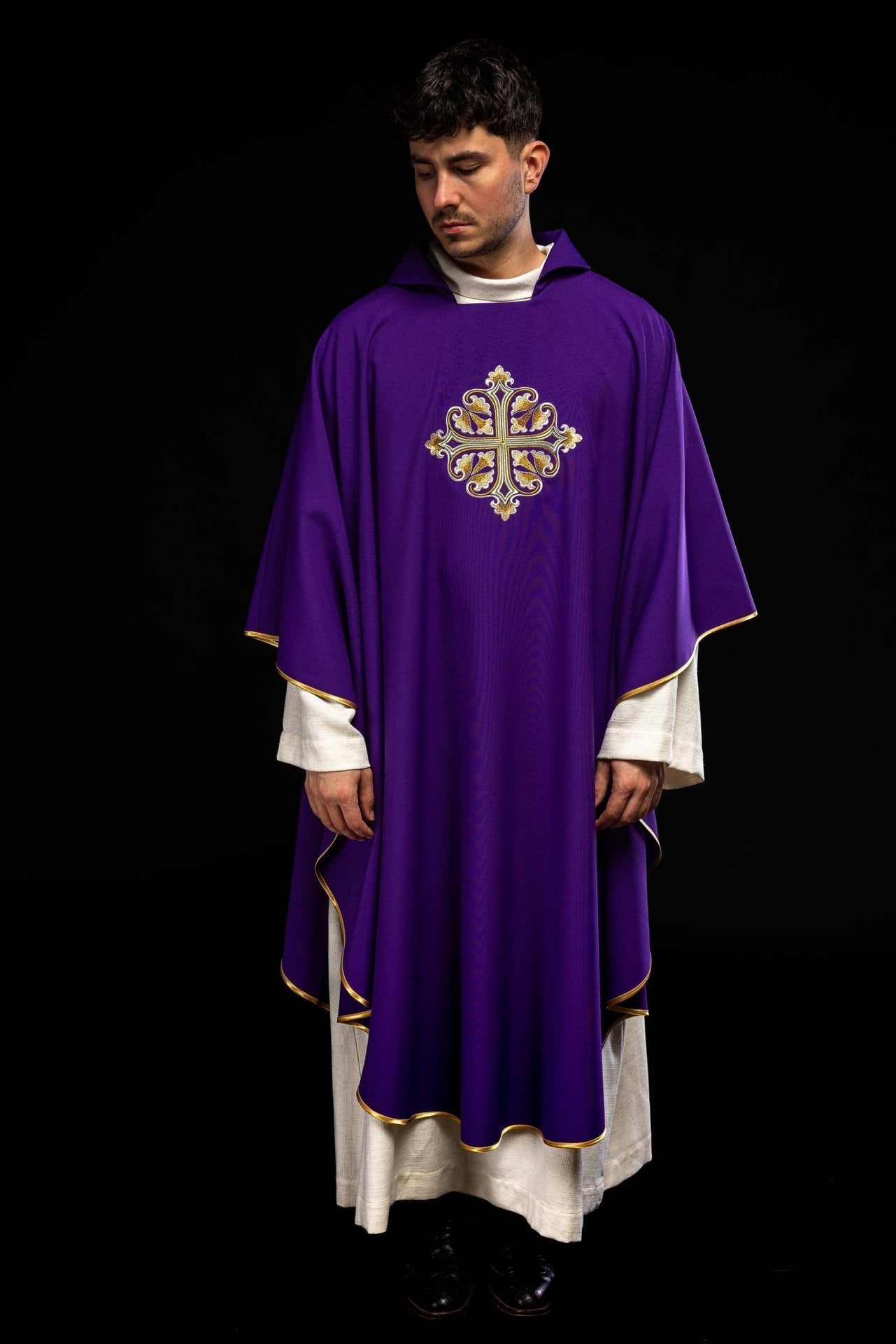 Bestickte Kasel mit verziertem Kreuz und breitem Kragen, violett - MESSGEWANDER.DE