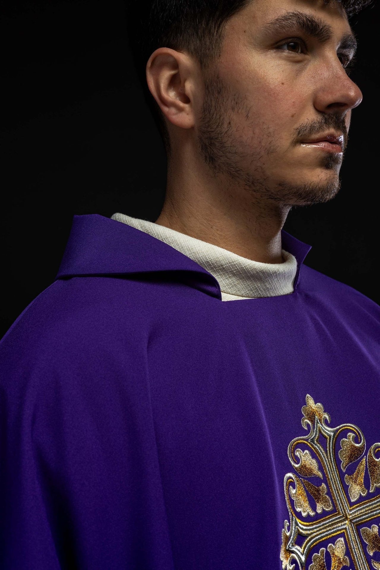 Bestickte Kasel mit verziertem Kreuz und breitem Kragen, violett - MESSGEWANDER.DE