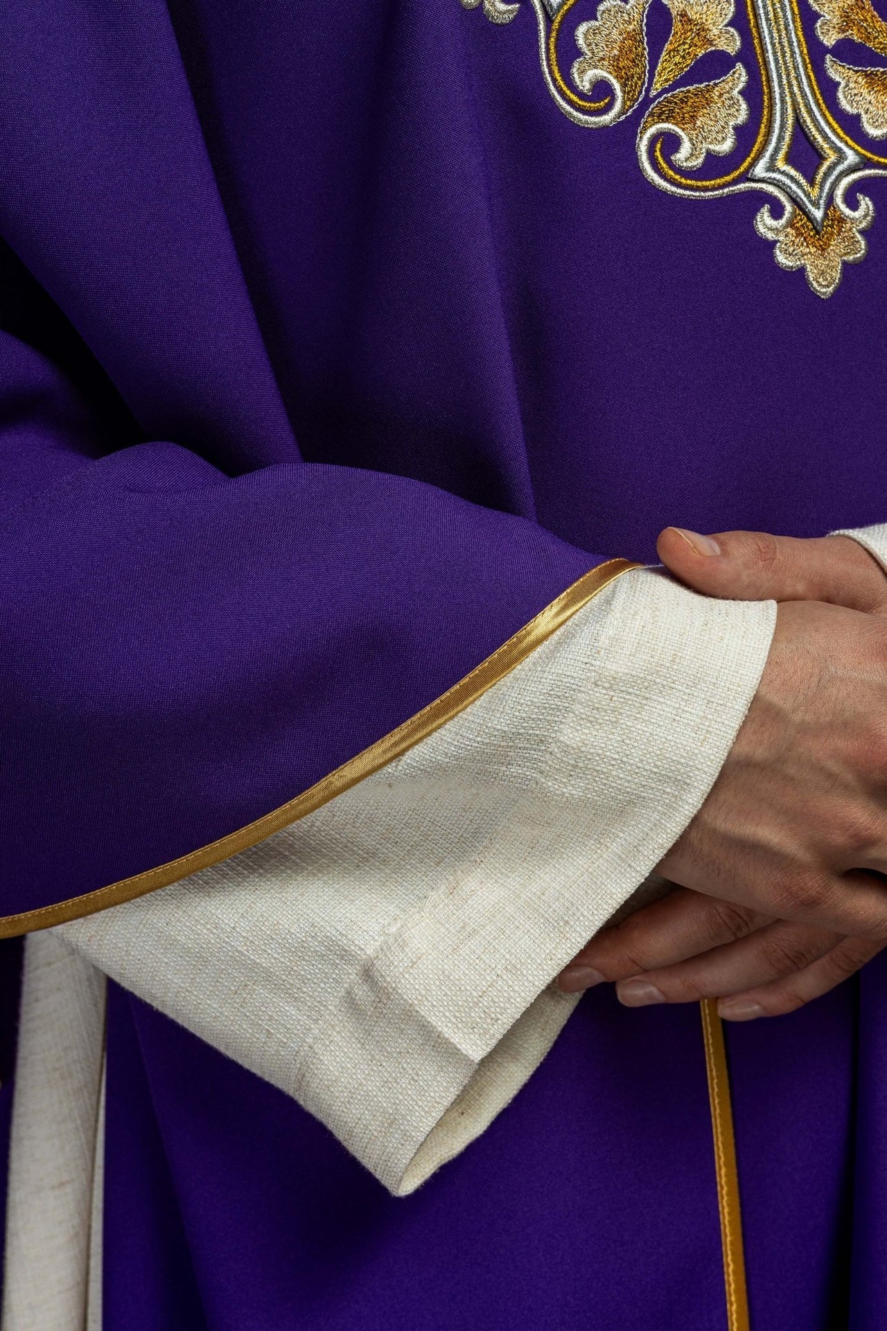 Bestickte Kasel mit verziertem Kreuz und breitem Kragen, violett - MESSGEWANDER.DE