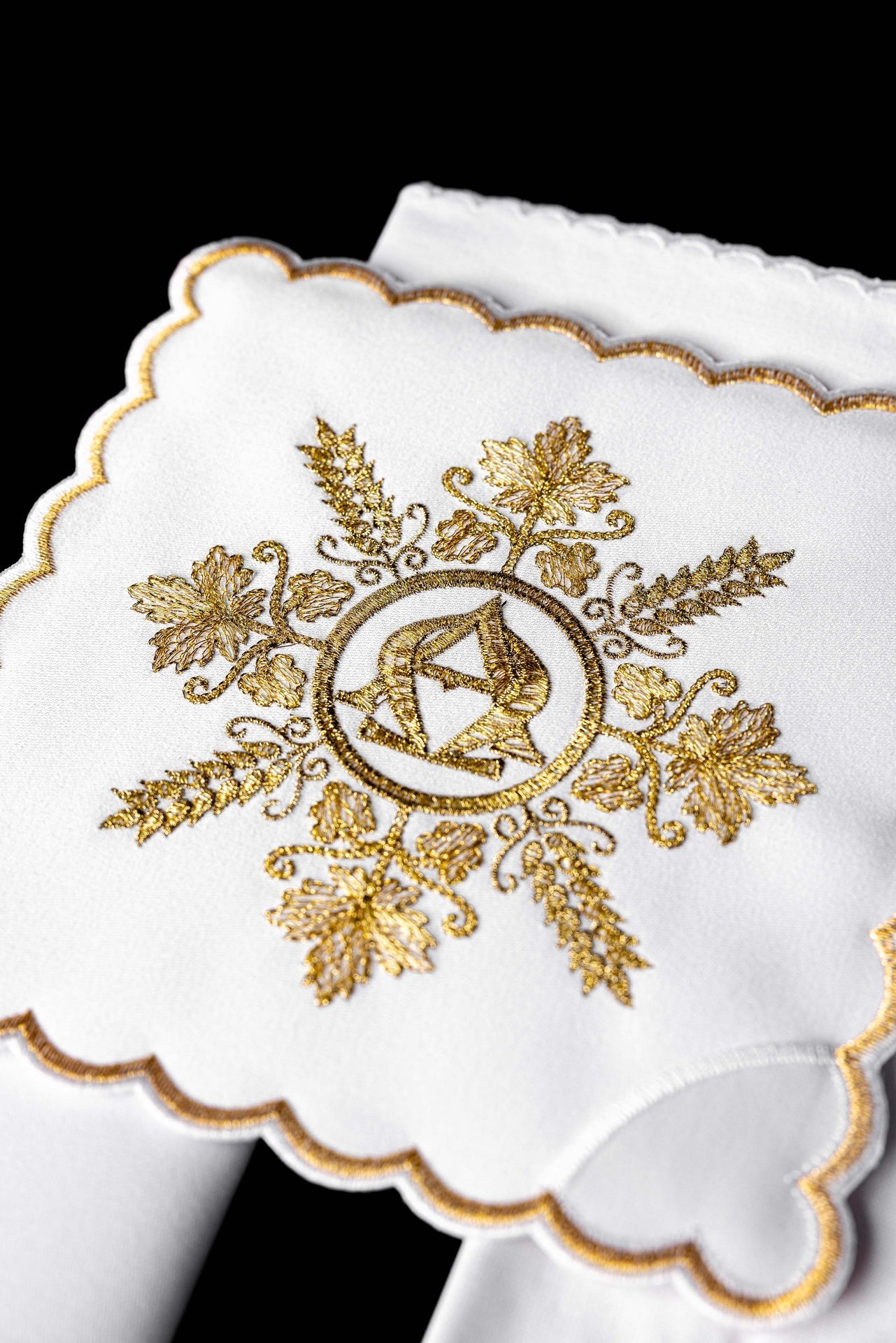 Bestickte Kelchgarnitur mit Alpha-und-Omega-Motiv weiß - MESSGEWANDER.DE