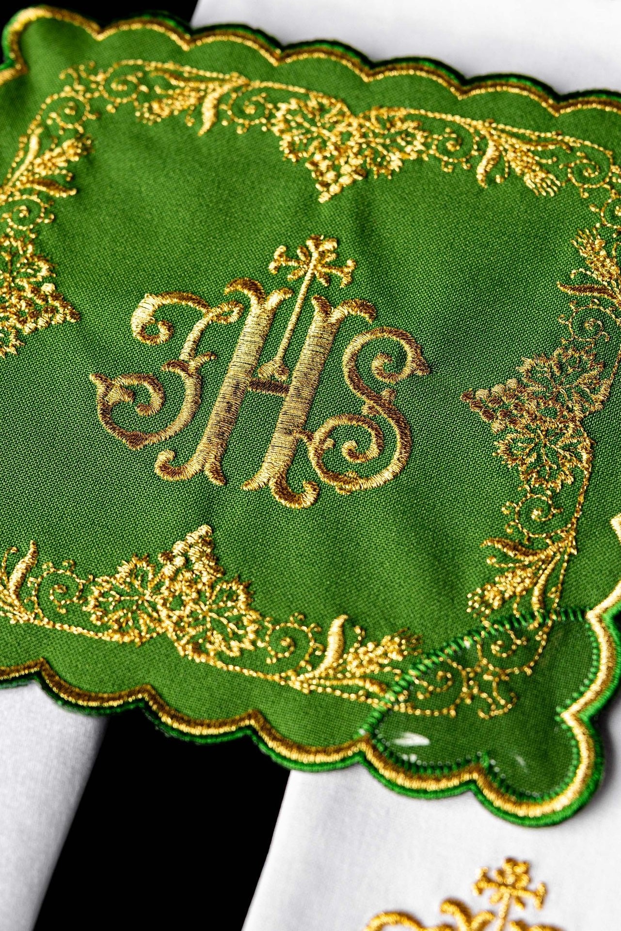 Bestickte Kelchgarnitur mit IHS-Motiv grün - MESSGEWANDER.DE