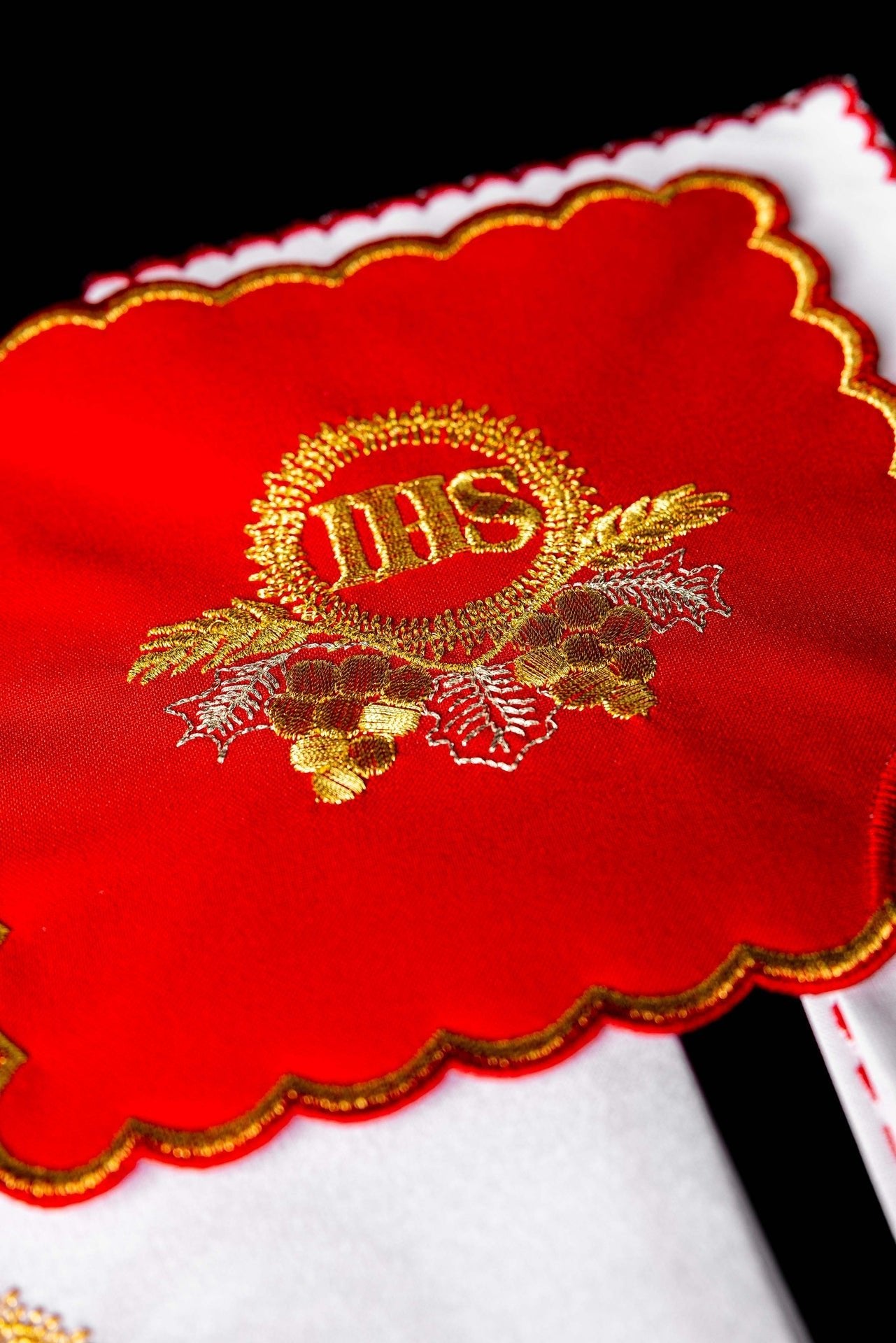 Bestickte Kelchgarnitur mit IHS-Motiv rot - MESSGEWANDER.DE