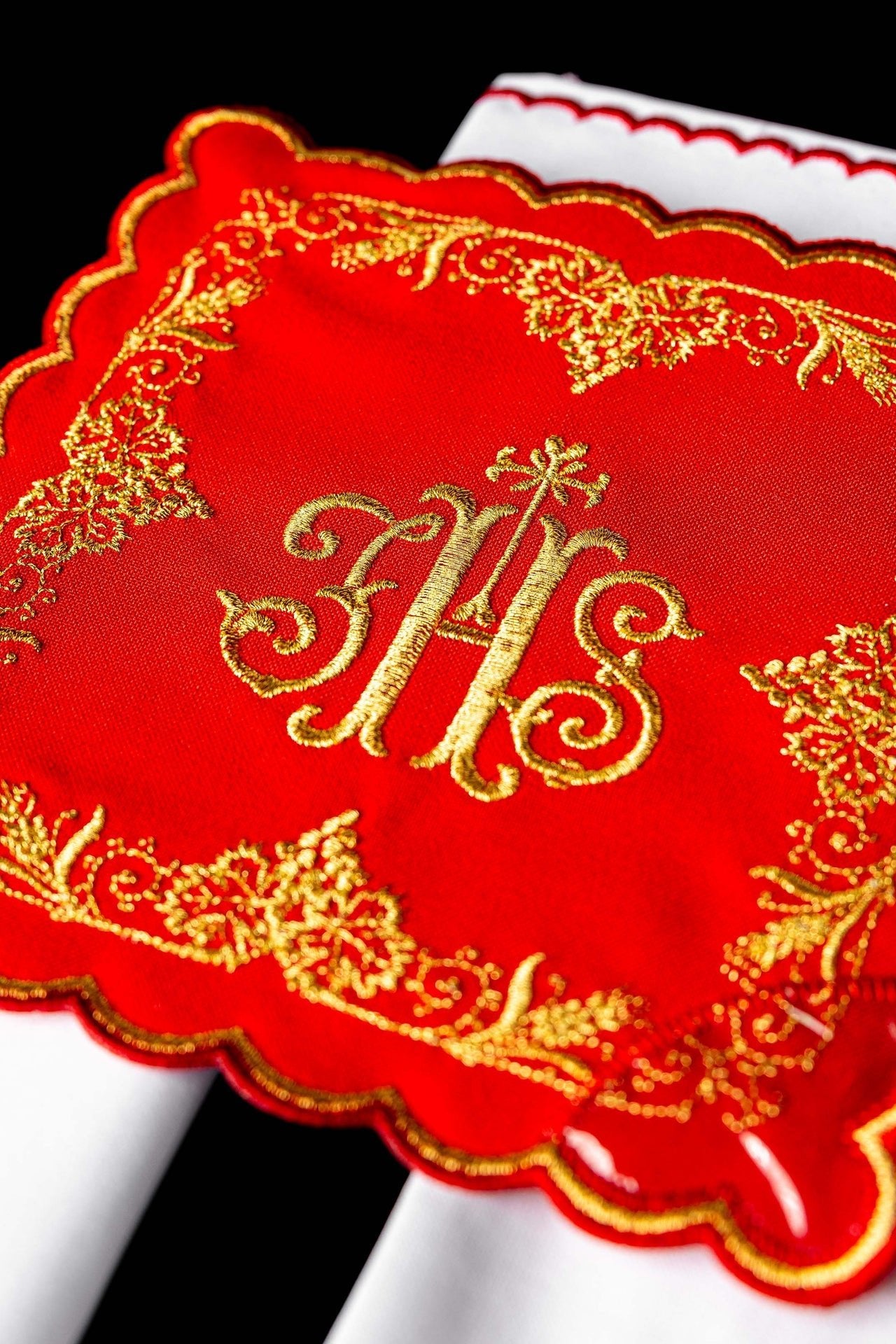 Bestickte Kelchgarnitur mit IHS-Motiv rot - MESSGEWANDER.DE