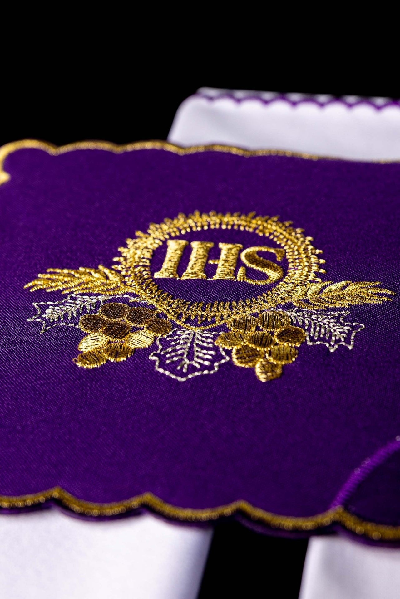 Bestickte Kelchgarnitur mit IHS-Motiv violett - MESSGEWANDER.DE