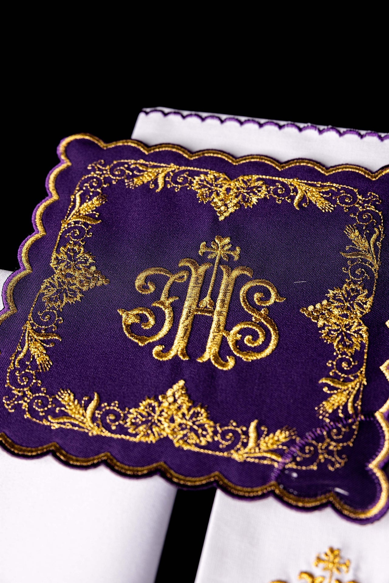 Bestickte Kelchgarnitur mit IHS-Motiv violett - MESSGEWANDER.DE