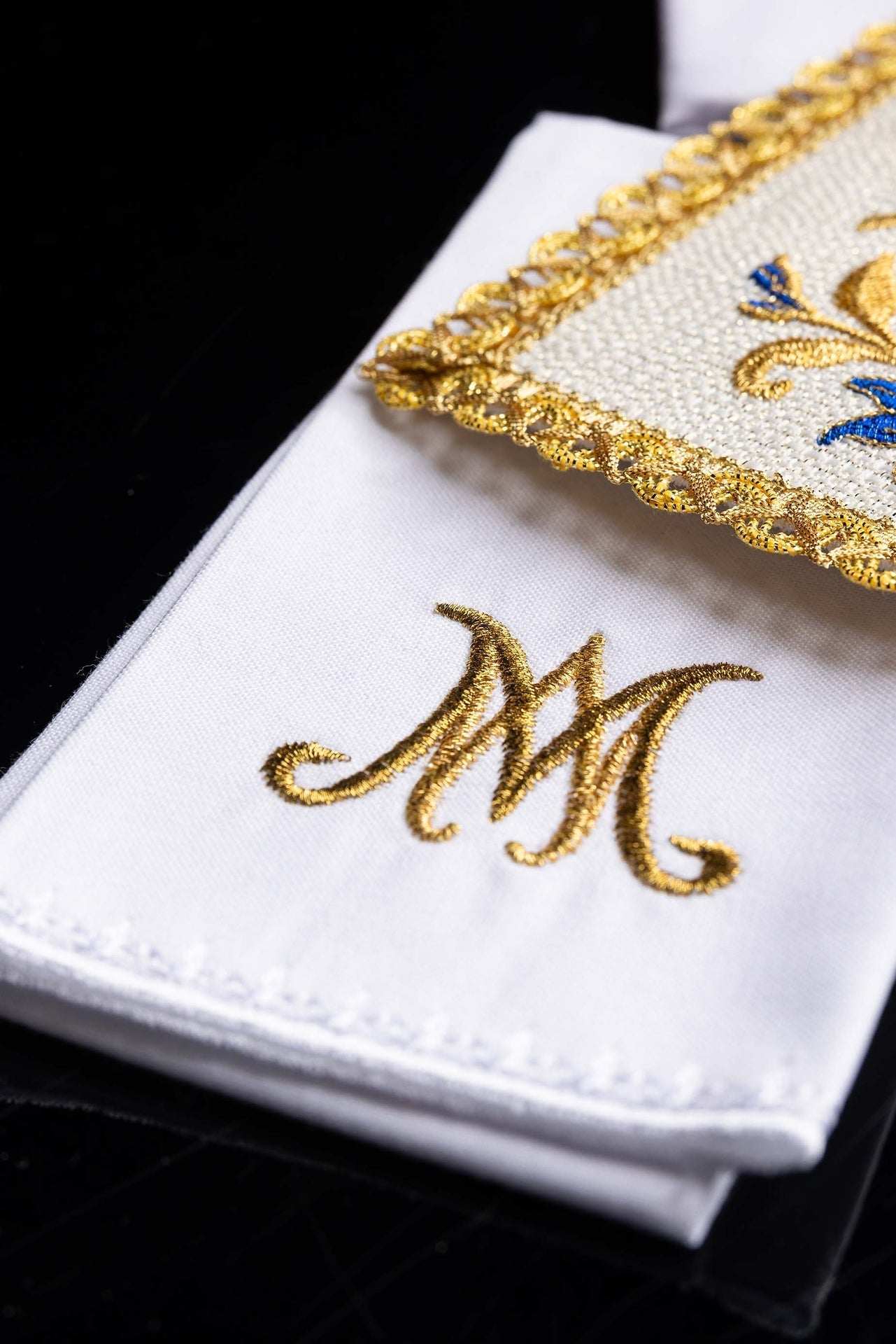 Bestickte Kelchwäsche mit marianischem Symbol - MESSGEWANDER.DE