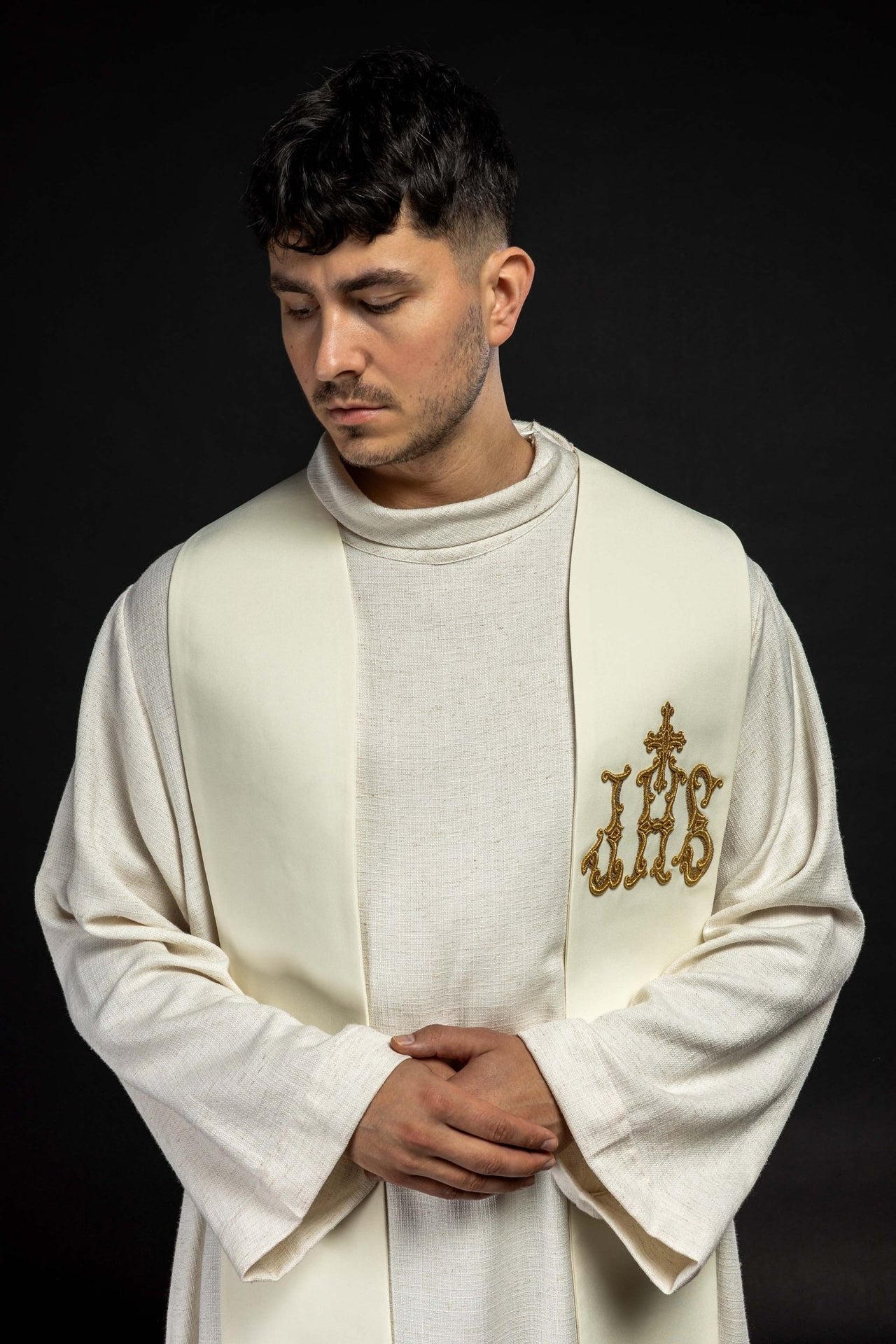 Bestickte Priesterstola Kreuz und IHS ecru - MESSGEWANDER.DE