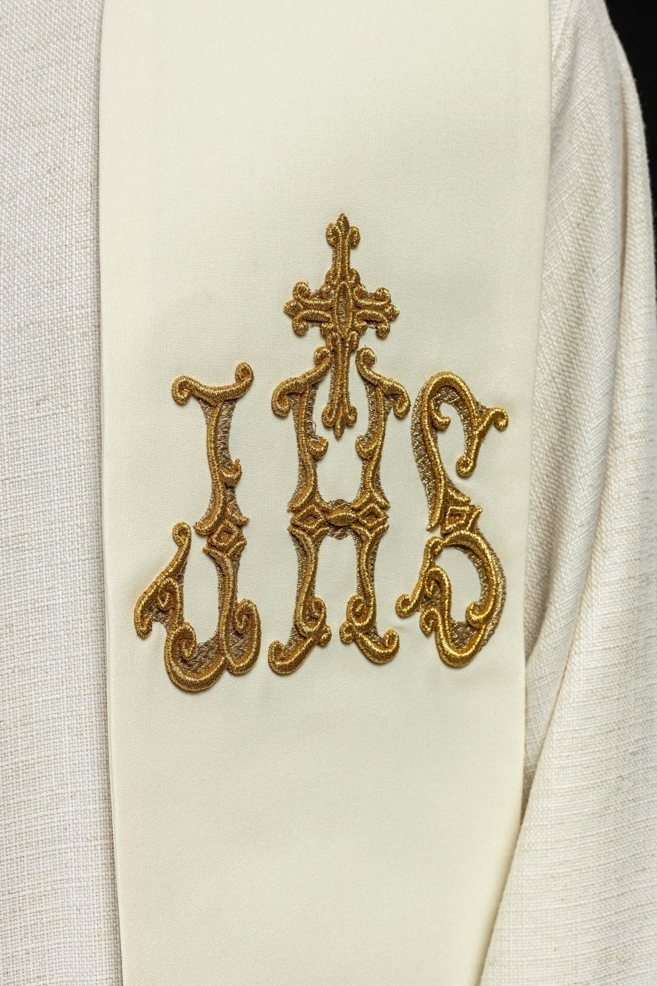 Bestickte Priesterstola Kreuz und IHS ecru - MESSGEWANDER.DE