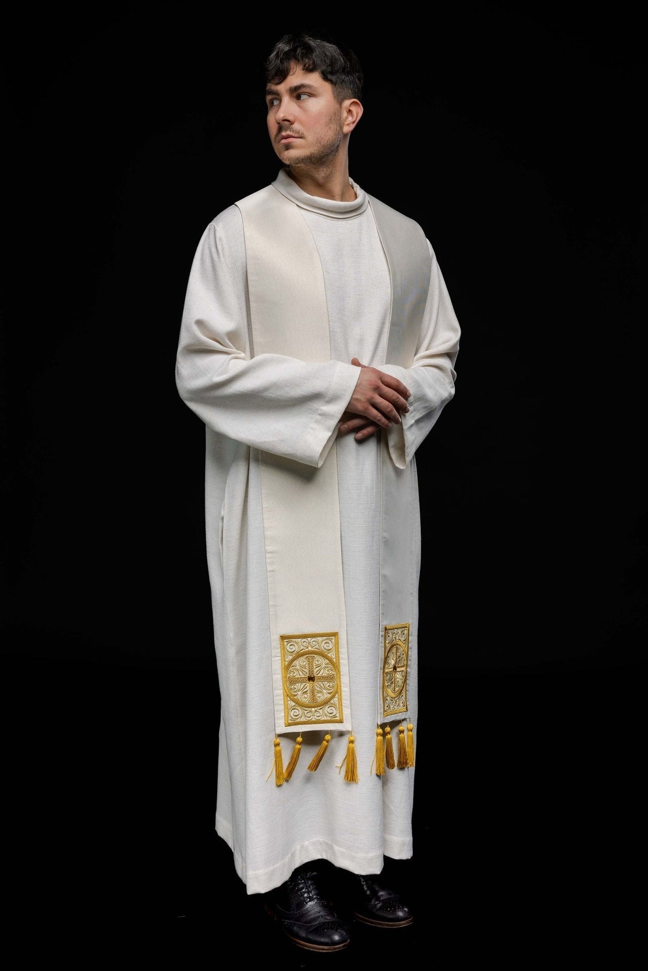 Bestickte Priesterstola mit Brads verziert - MESSGEWANDER.DE