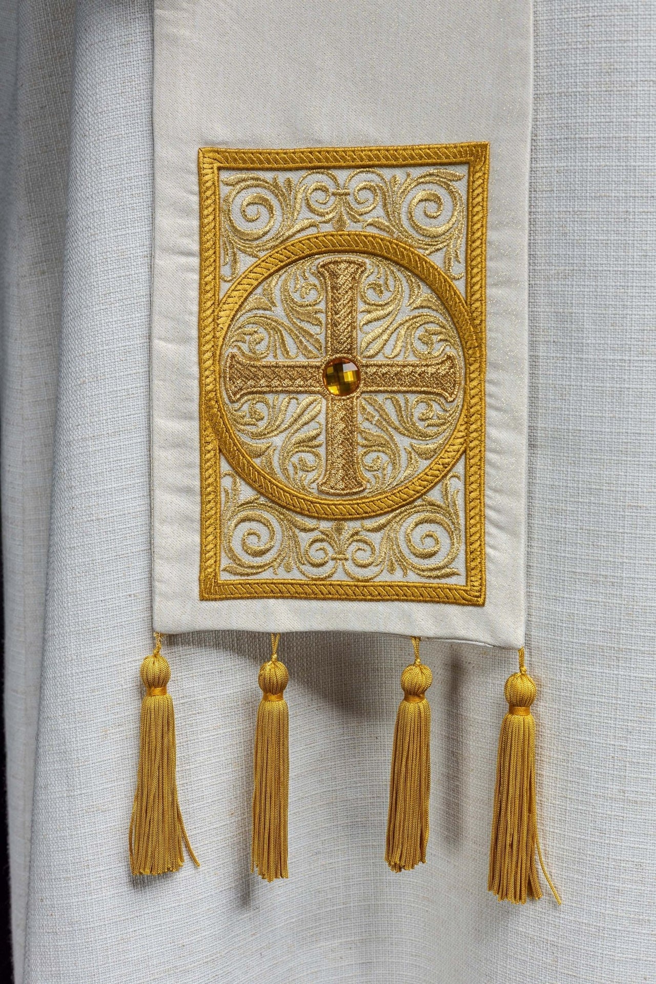 Bestickte Priesterstola mit Brads verziert - MESSGEWANDER.DE