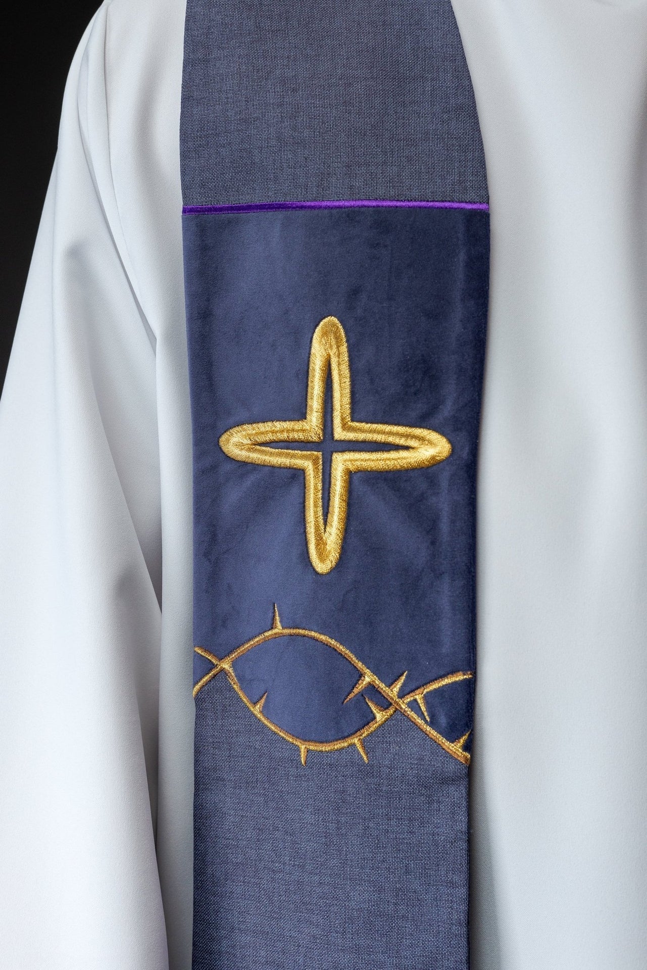 Bestickte Stola für die Fastenzeit mit Kreuzen – violett - MESSGEWANDER.DE