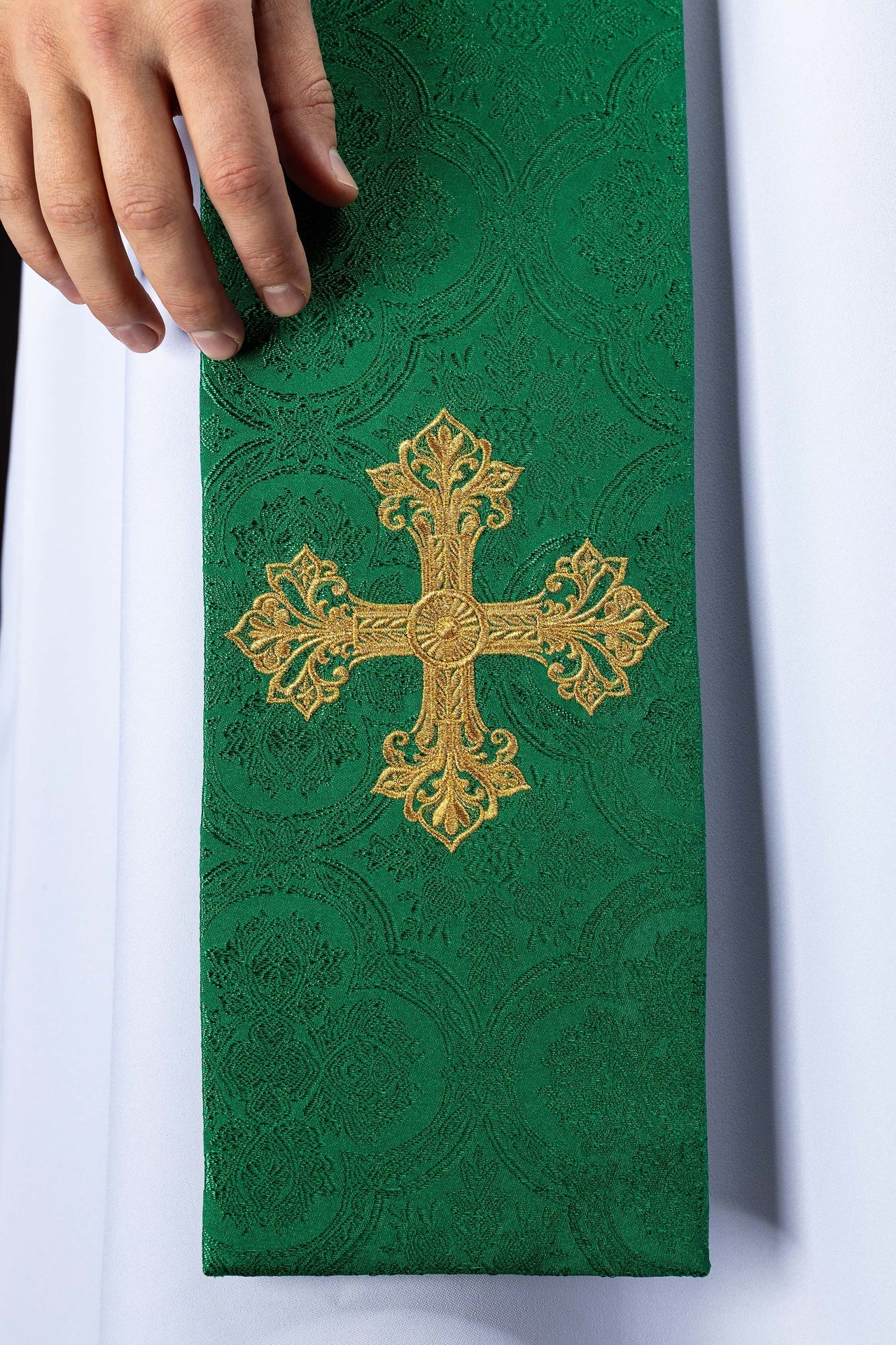 Bestickte Stola mit Kreuzmotiv aus grünem Jacquardstoff - MESSGEWANDER.DE