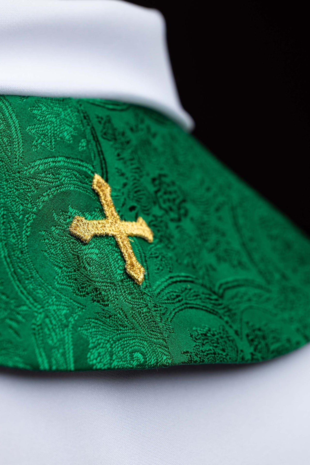 Bestickte Stola mit Kreuzmotiv aus grünem Jacquardstoff - MESSGEWANDER.DE
