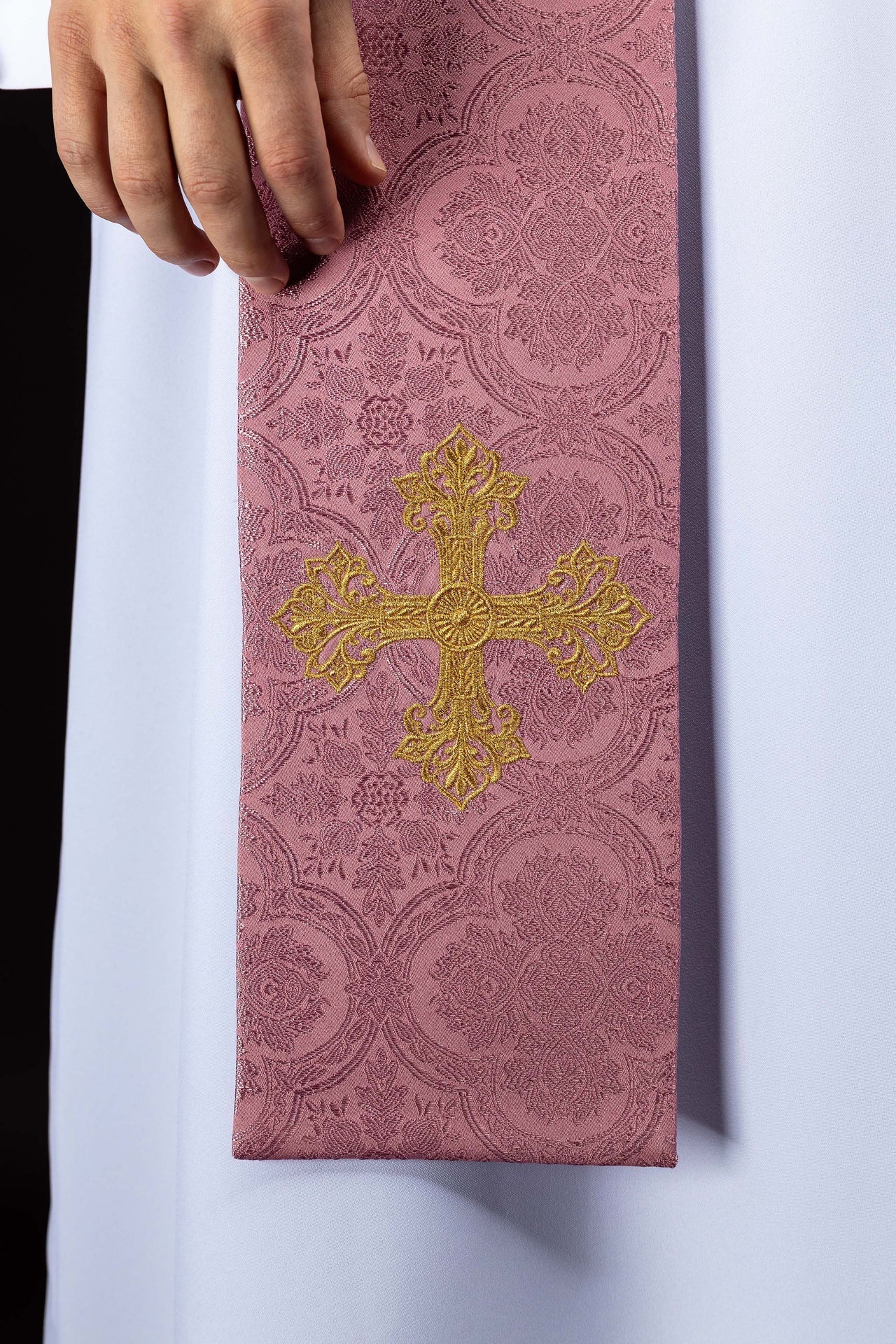 Bestickte Stola mit Kreuzmotiv aus rosafarbenem Jacquardstoff - MESSGEWANDER.DE