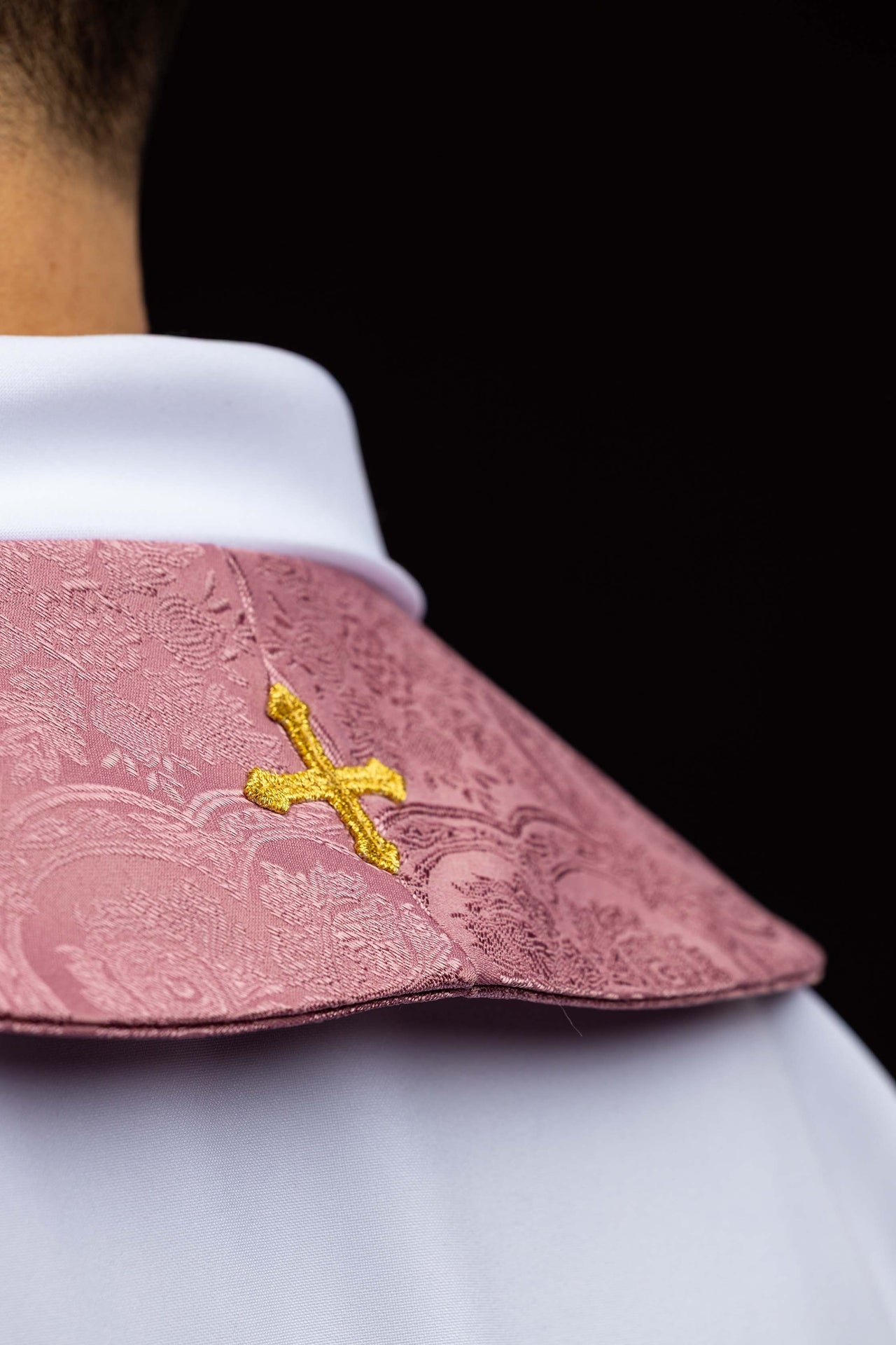 Bestickte Stola mit Kreuzmotiv aus rosafarbenem Jacquardstoff - MESSGEWANDER.DE