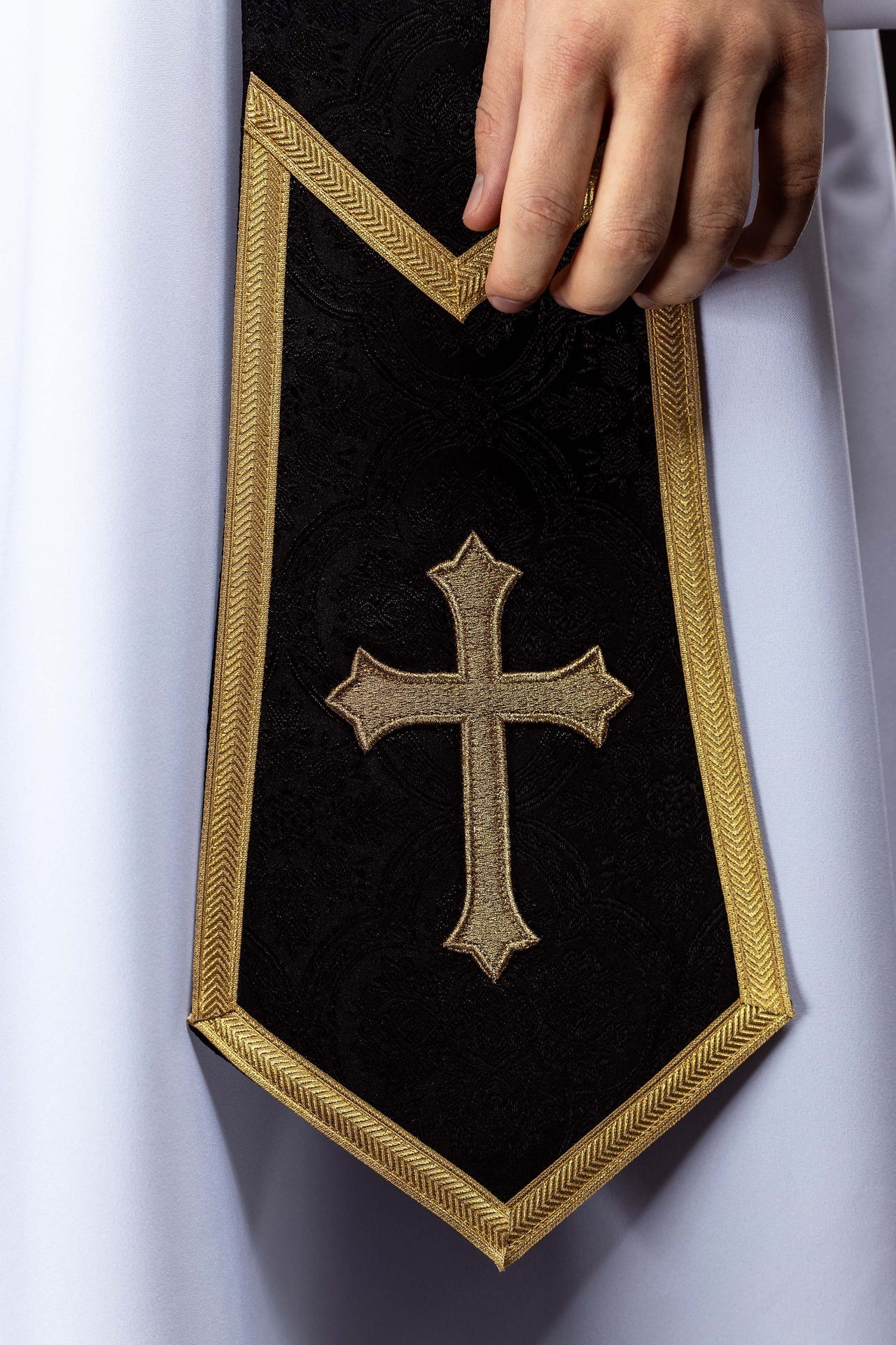 Bestickte Stola mit Kreuzmotiv aus schwarzem Jacquardstoff - MESSGEWANDER.DE