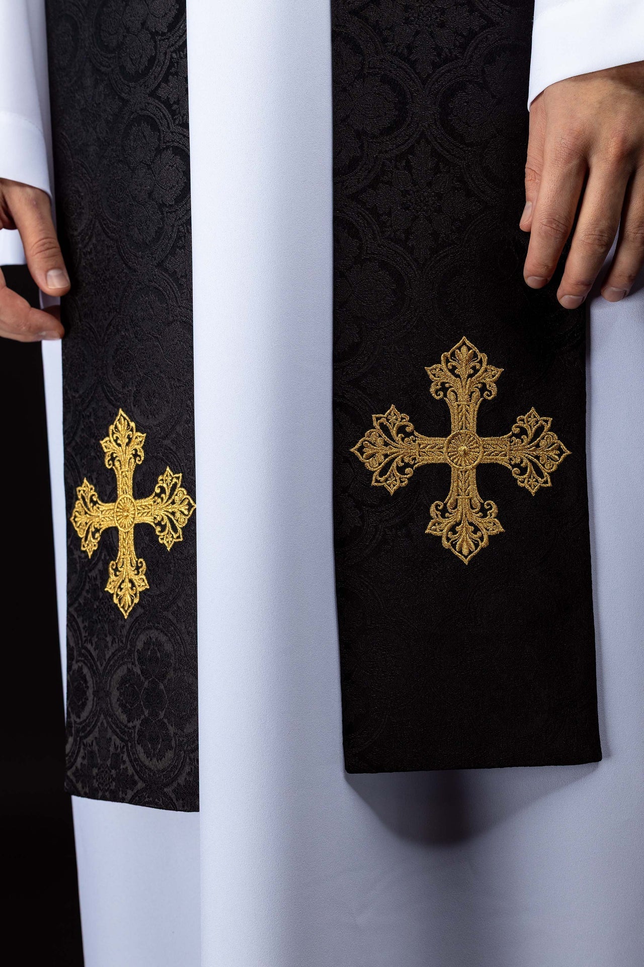 Bestickte Stola mit Kreuzmotiv aus schwarzem Jacquardstoff - MESSGEWANDER.DE