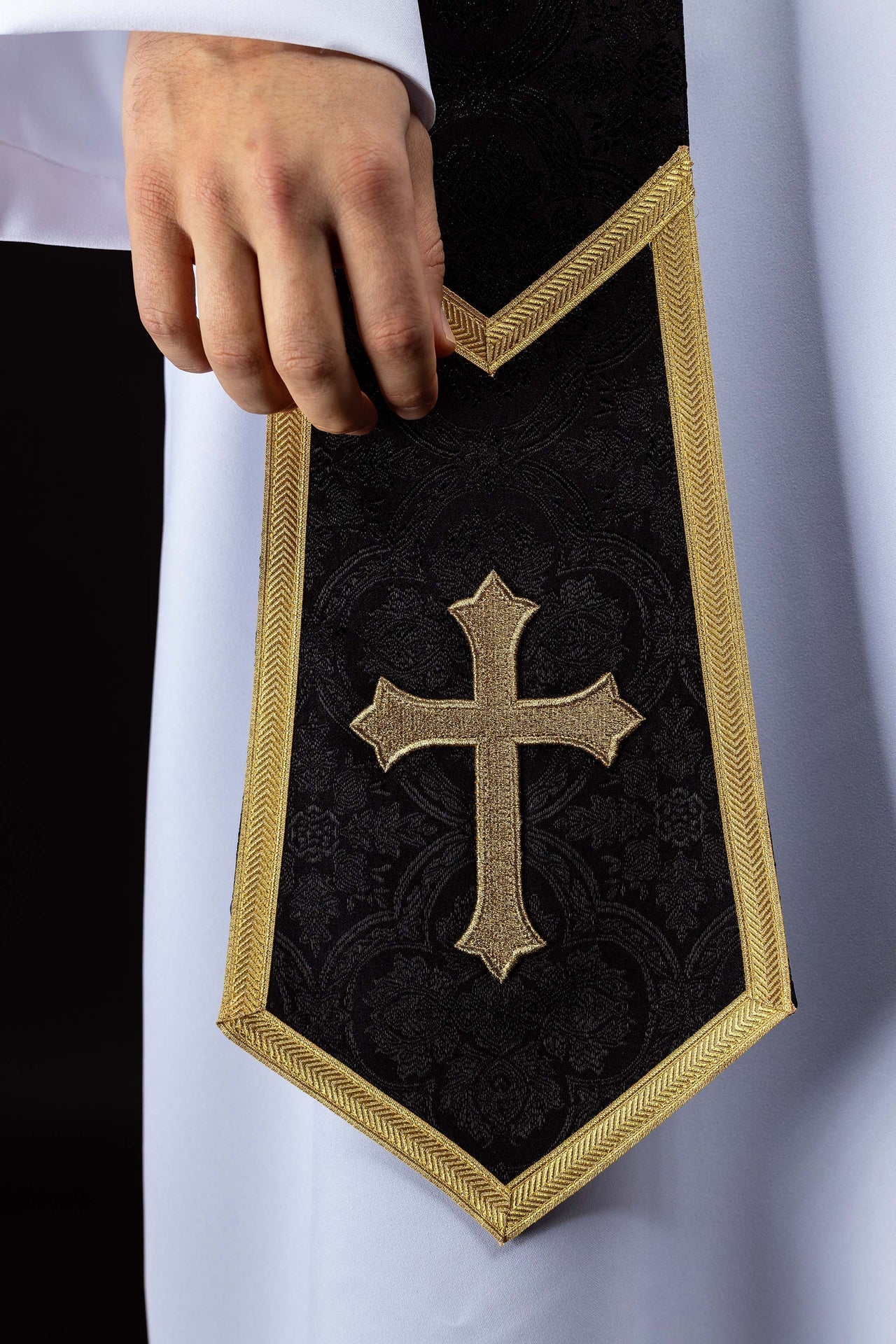 Bestickte Stola mit Kreuzmotiv aus schwarzem Jacquardstoff - MESSGEWANDER.DE