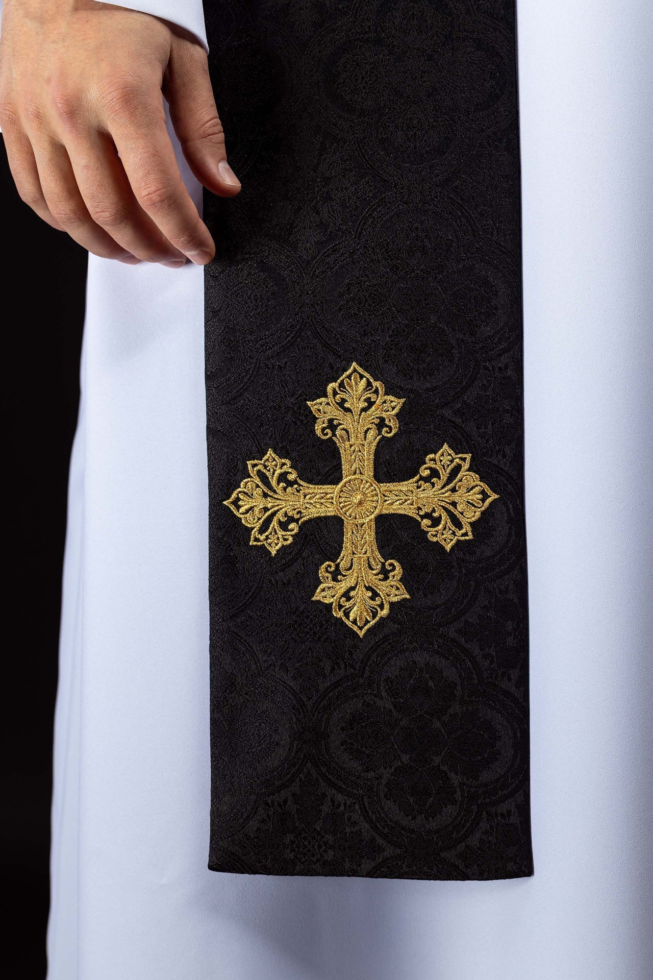 Bestickte Stola mit Kreuzmotiv aus schwarzem Jacquardstoff - MESSGEWANDER.DE