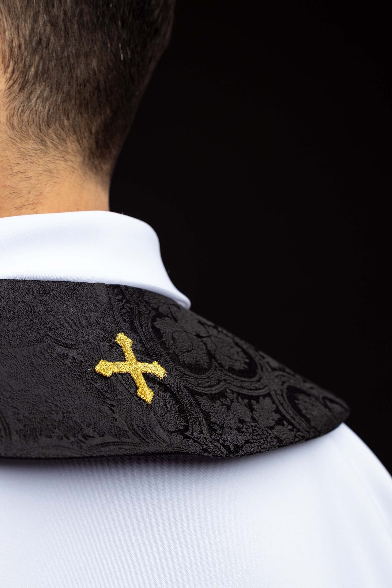 Bestickte Stola mit Kreuzmotiv aus schwarzem Jacquardstoff - MESSGEWANDER.DE