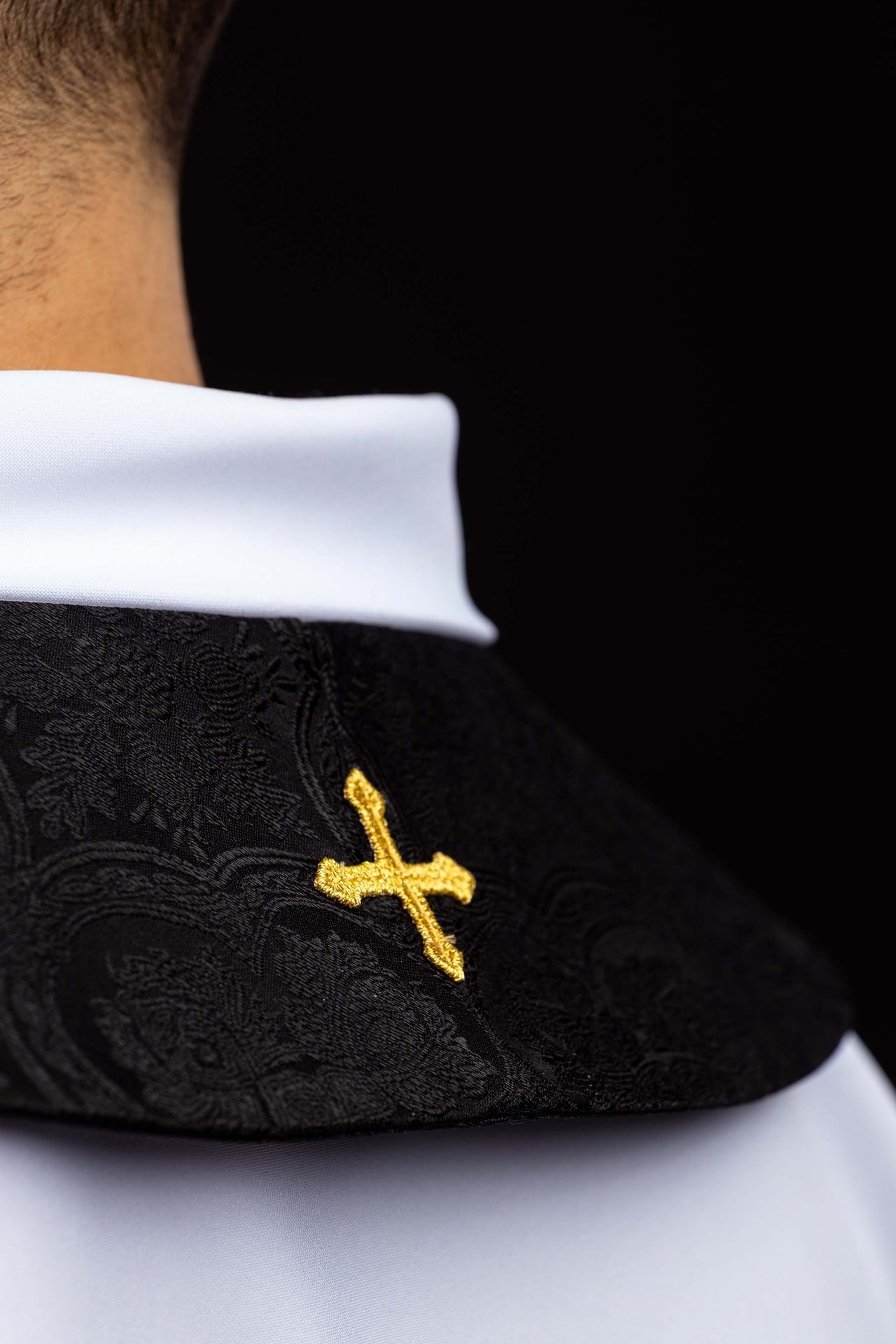 Bestickte Stola mit Kreuzmotiv aus schwarzem Jacquardstoff - MESSGEWANDER.DE