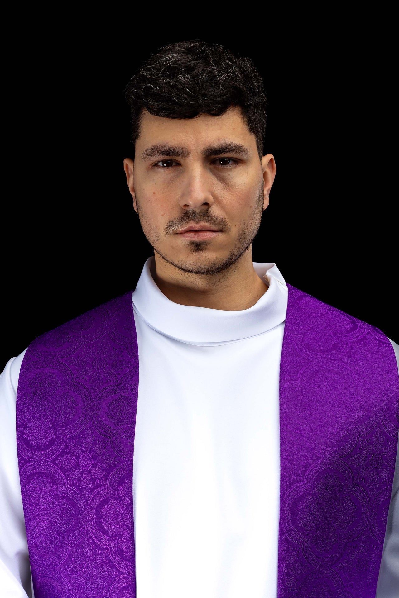 Bestickte Stola mit Kreuzmotiv aus violettem Jacquardstoff - MESSGEWANDER.DE