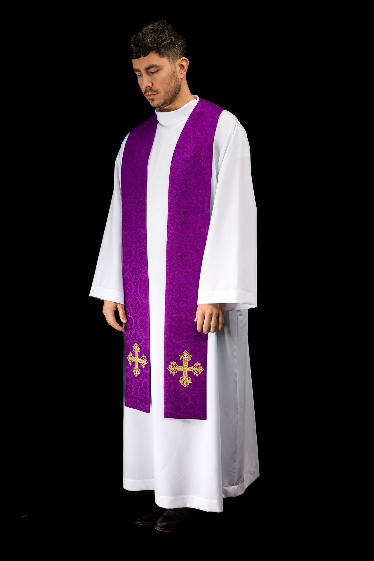 Bestickte Stola mit Kreuzmotiv aus violettem Jacquardstoff - MESSGEWANDER.DE