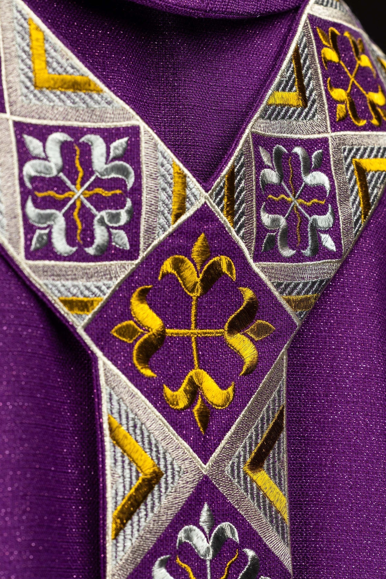Bestickter Gürtel für die Kasel im Set mit der violetten Kasel - MESSGEWANDER.DE