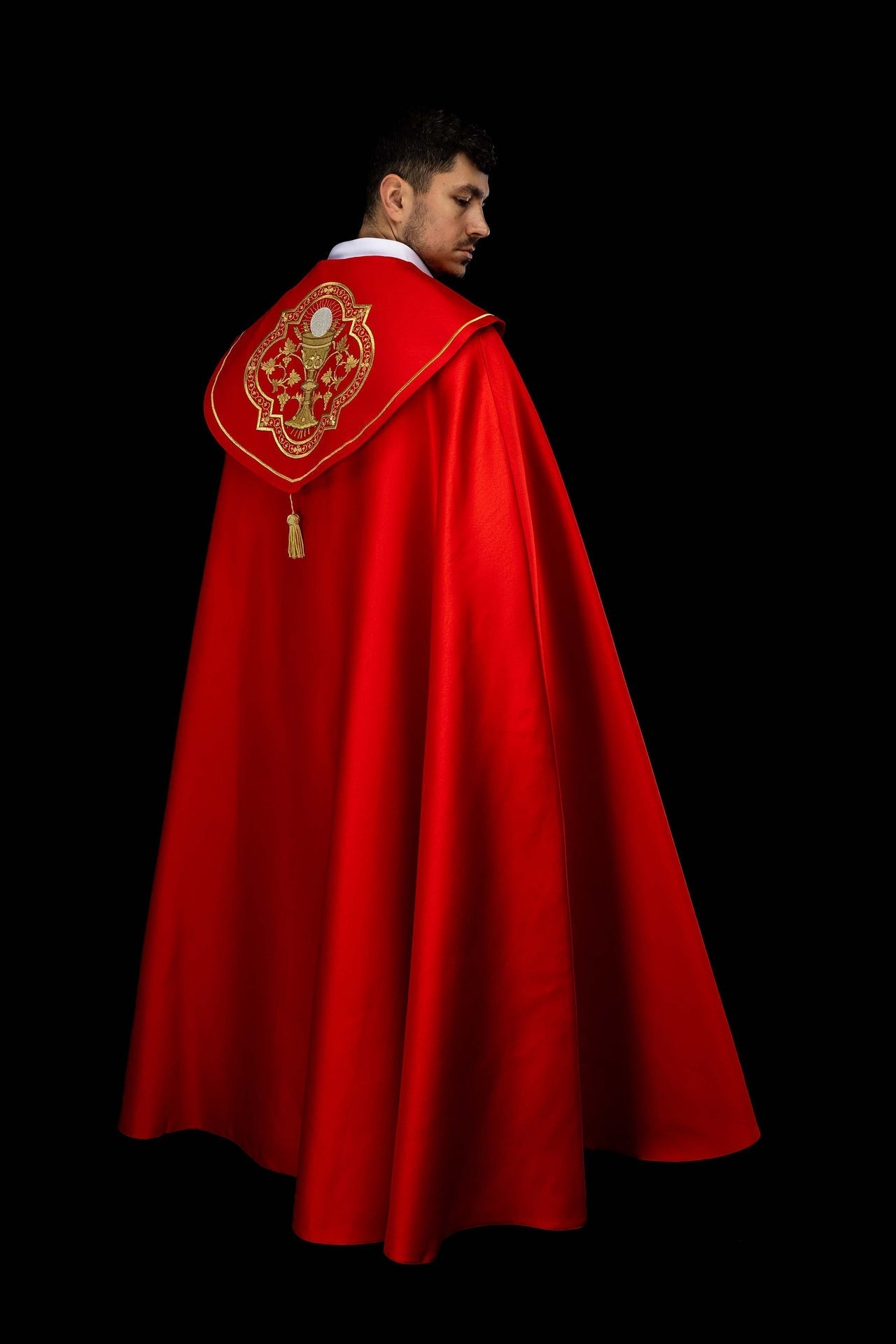 Bestickter roter liturgischer Rauchmantel mit Kelchmotiv - MESSGEWANDER.DE