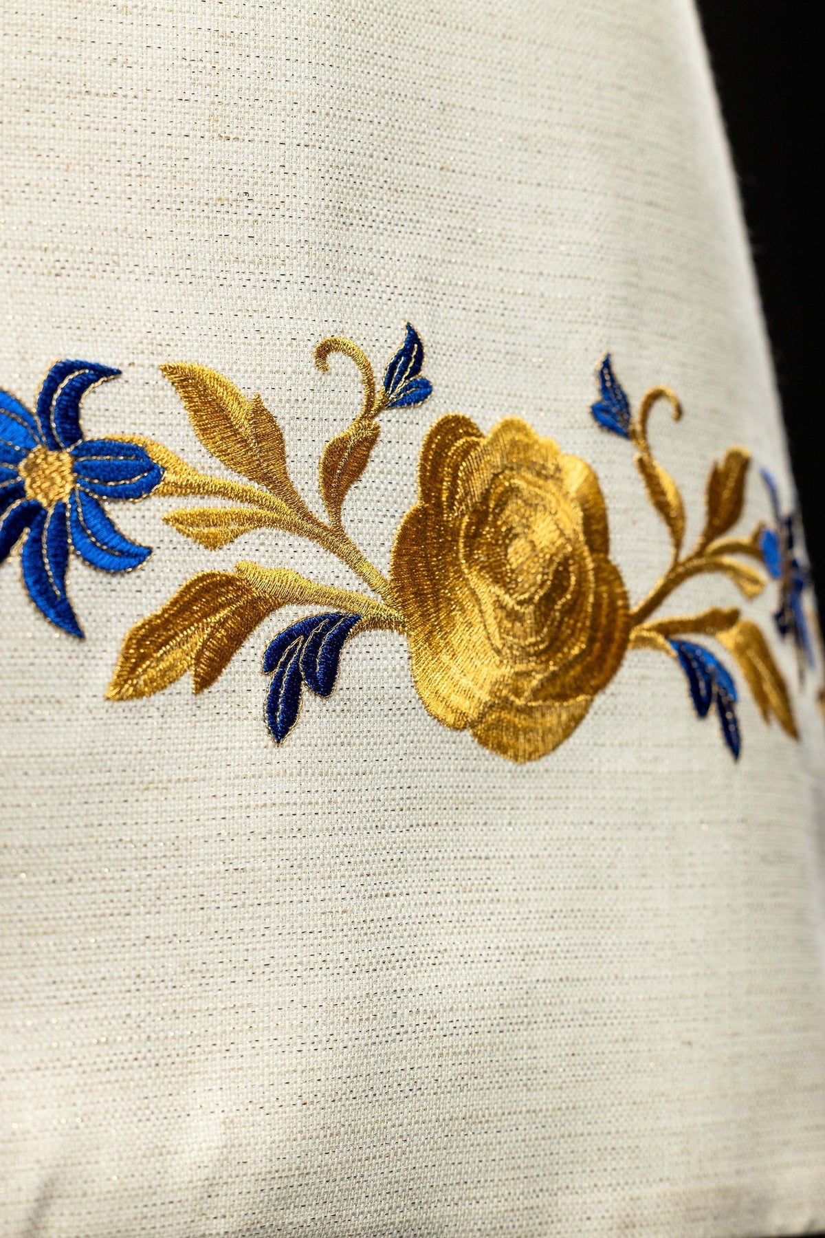 Bestickter Schultervelum mit marianischem Symbol - MESSGEWANDER.DE