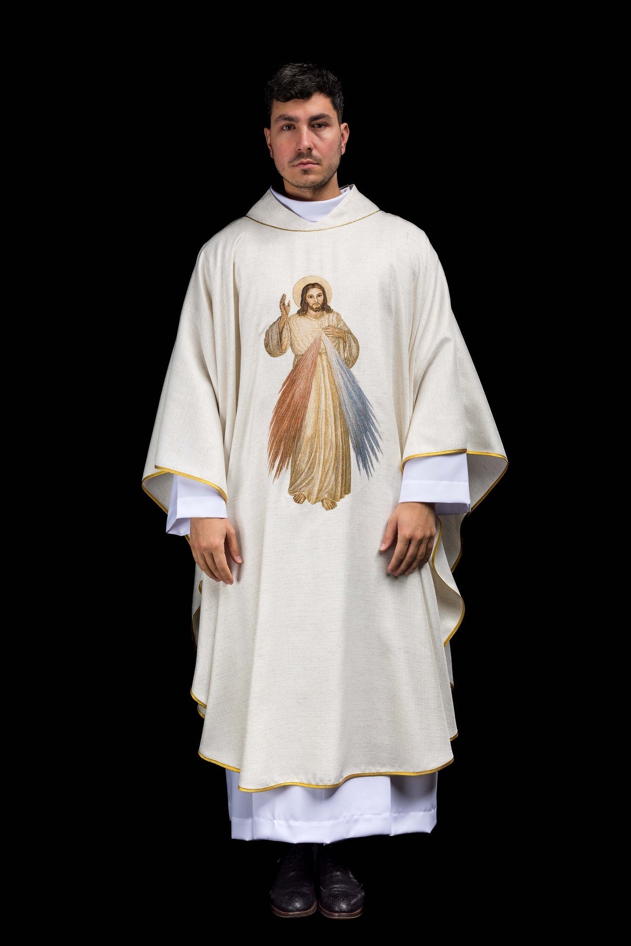 Besticktes Messgewand mit dem Bild des Barmherzigen Jesus ecru - MESSGEWANDER.DE