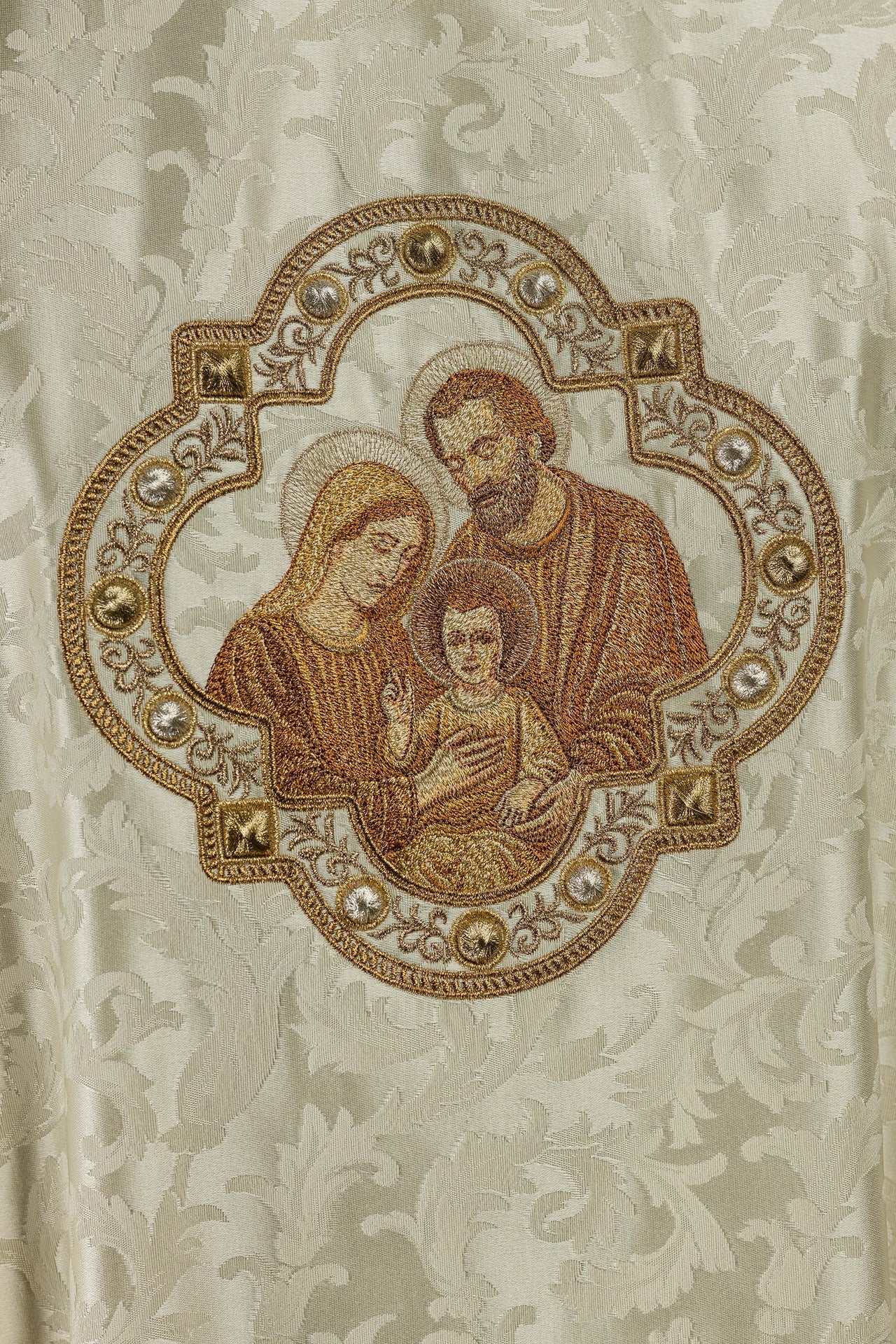 Besticktes Messgewand zu Weihnachten mit dem Bild der Heiligen Familie - MESSGEWANDER.DE