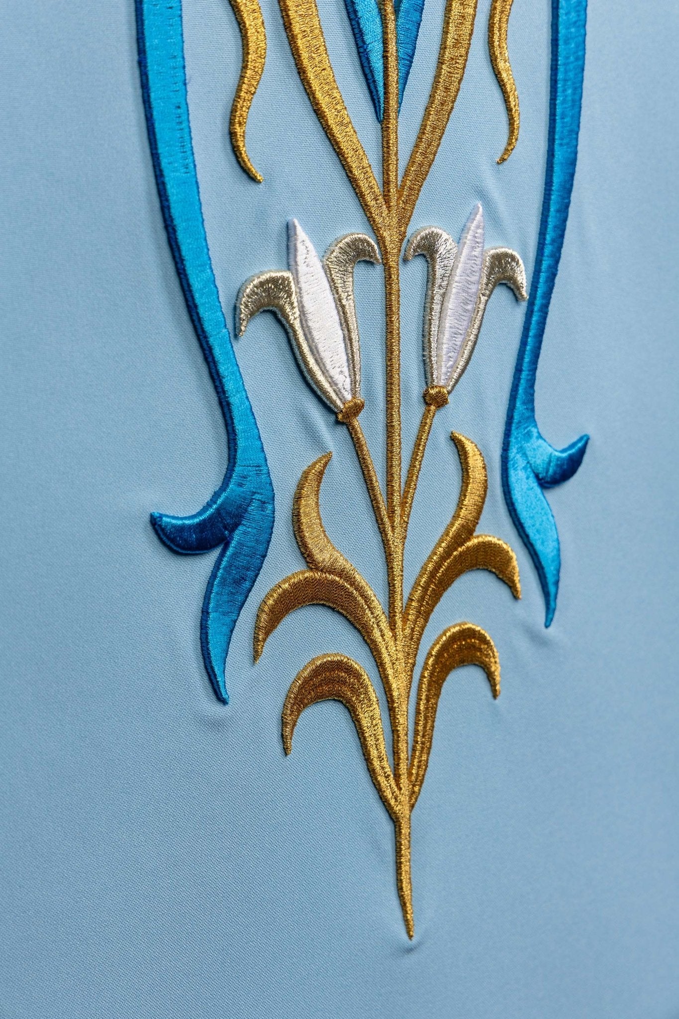 Blau bestickte Rednerpult-Serviette mit Marienmotiv - MESSGEWANDER.DE