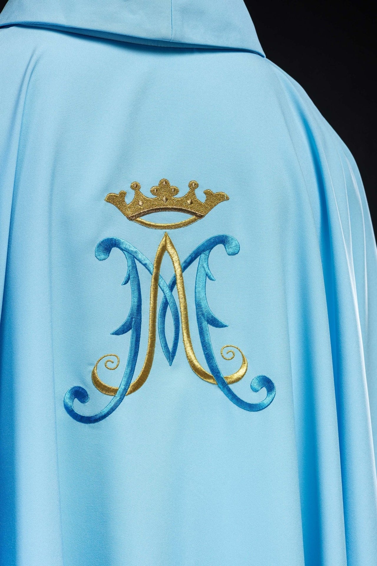 Blaues Messgewand mit gesticktem Marienmotiv - MESSGEWANDER.DE