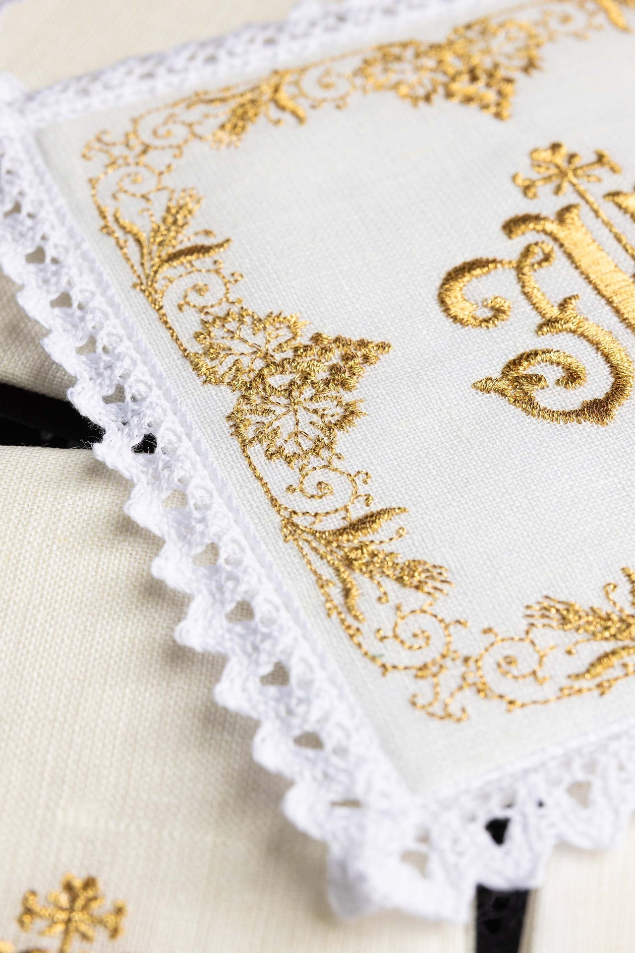 Chalice Dessous bestickter IHS - MESSGEWANDER.DE