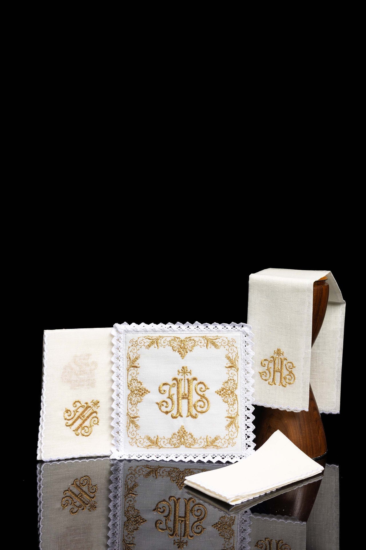 Chalice Dessous bestickter IHS - MESSGEWANDER.DE