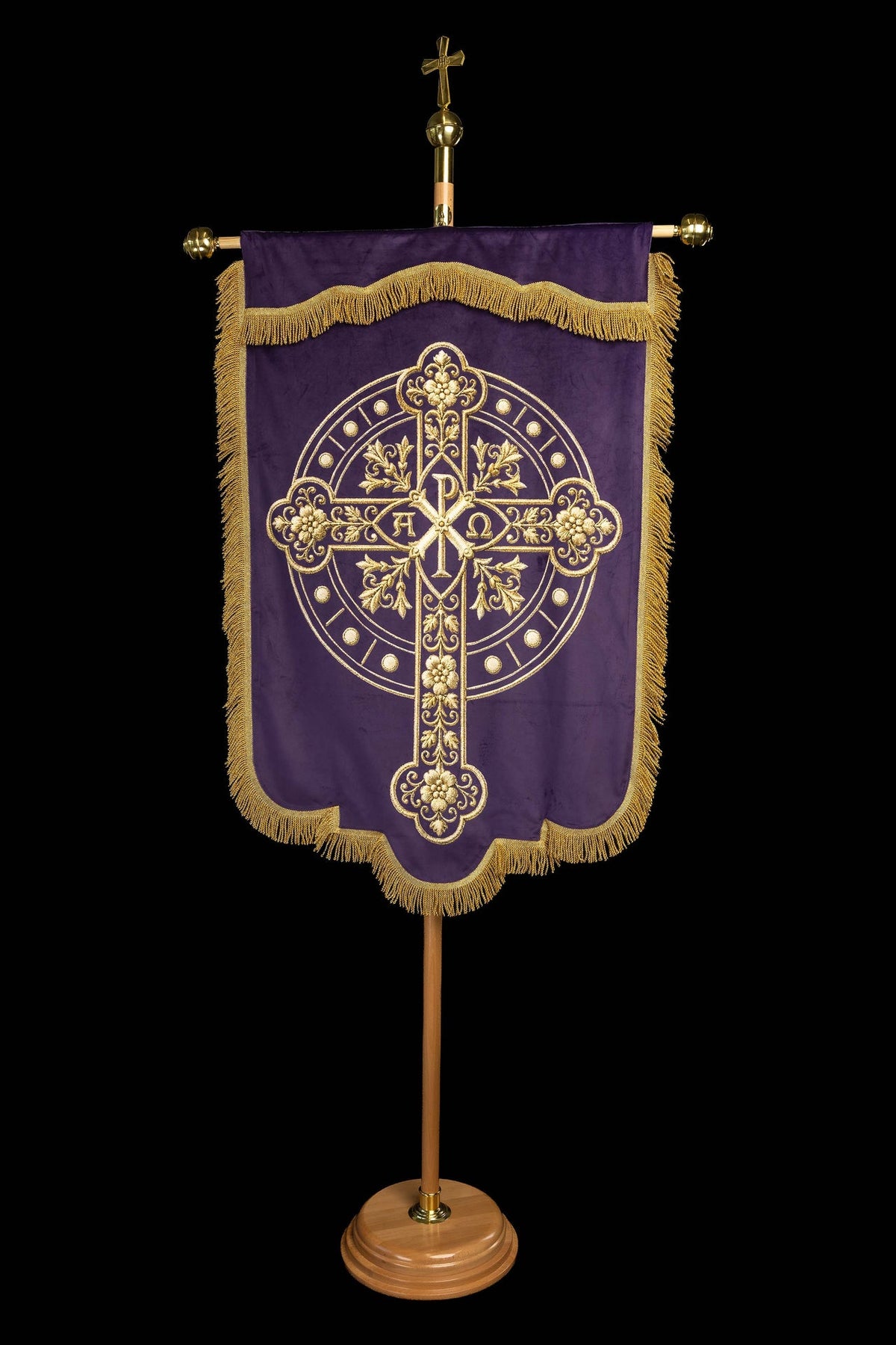 Prozessionsfahne, Rückseite mit goldenem Kreuz-, Pax- und Alpha-Omega-Motiv