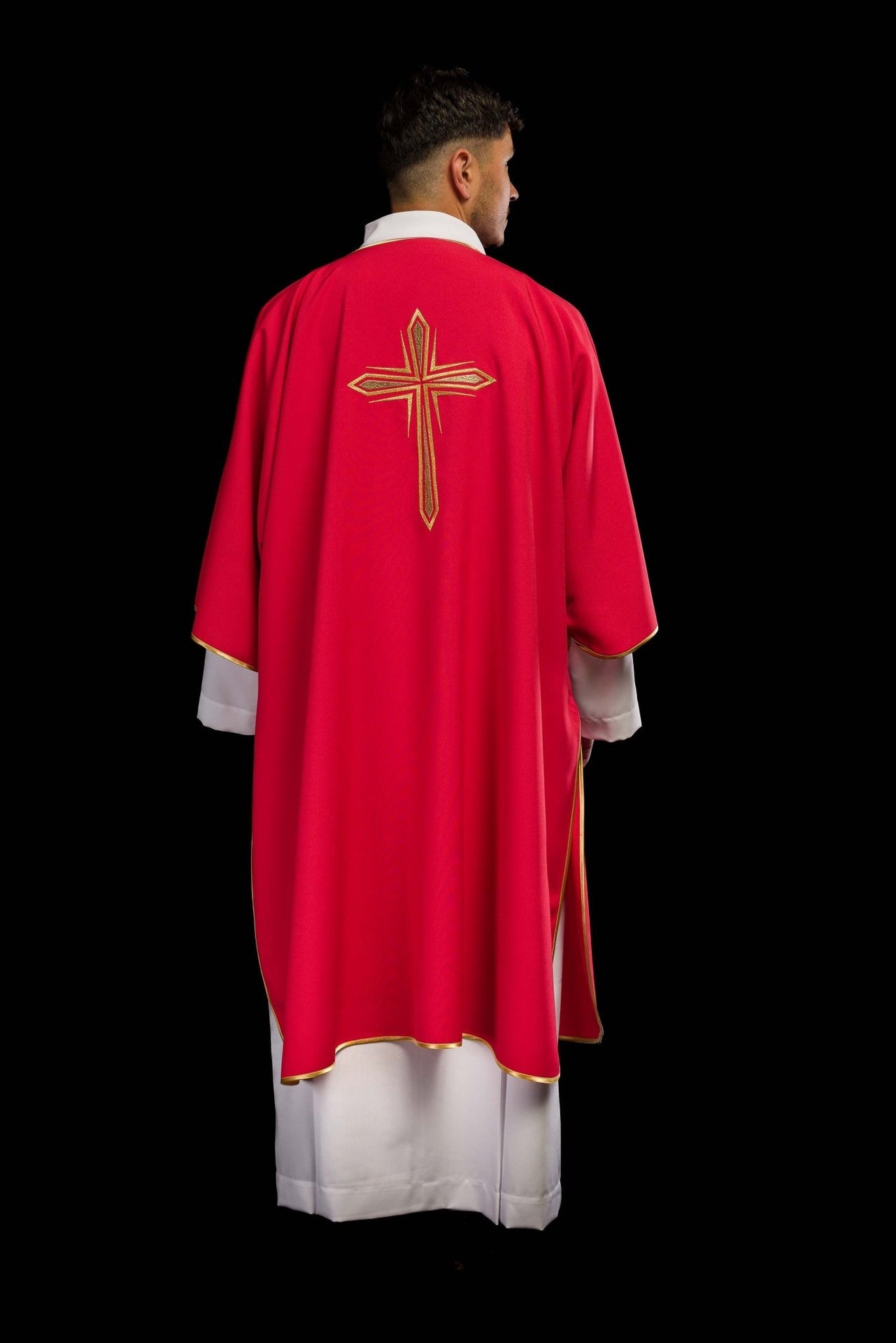 Czerwona Dalmatyka z haftowanym złotym krzyżem
