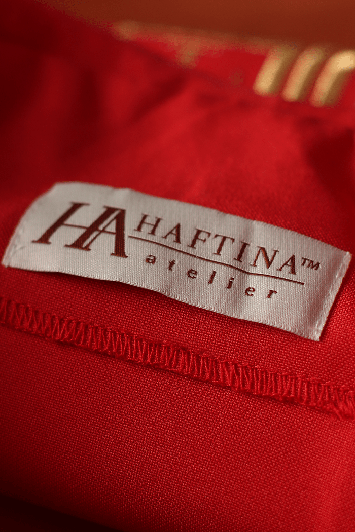 Czerwony ornat haftowany z motywem IHS