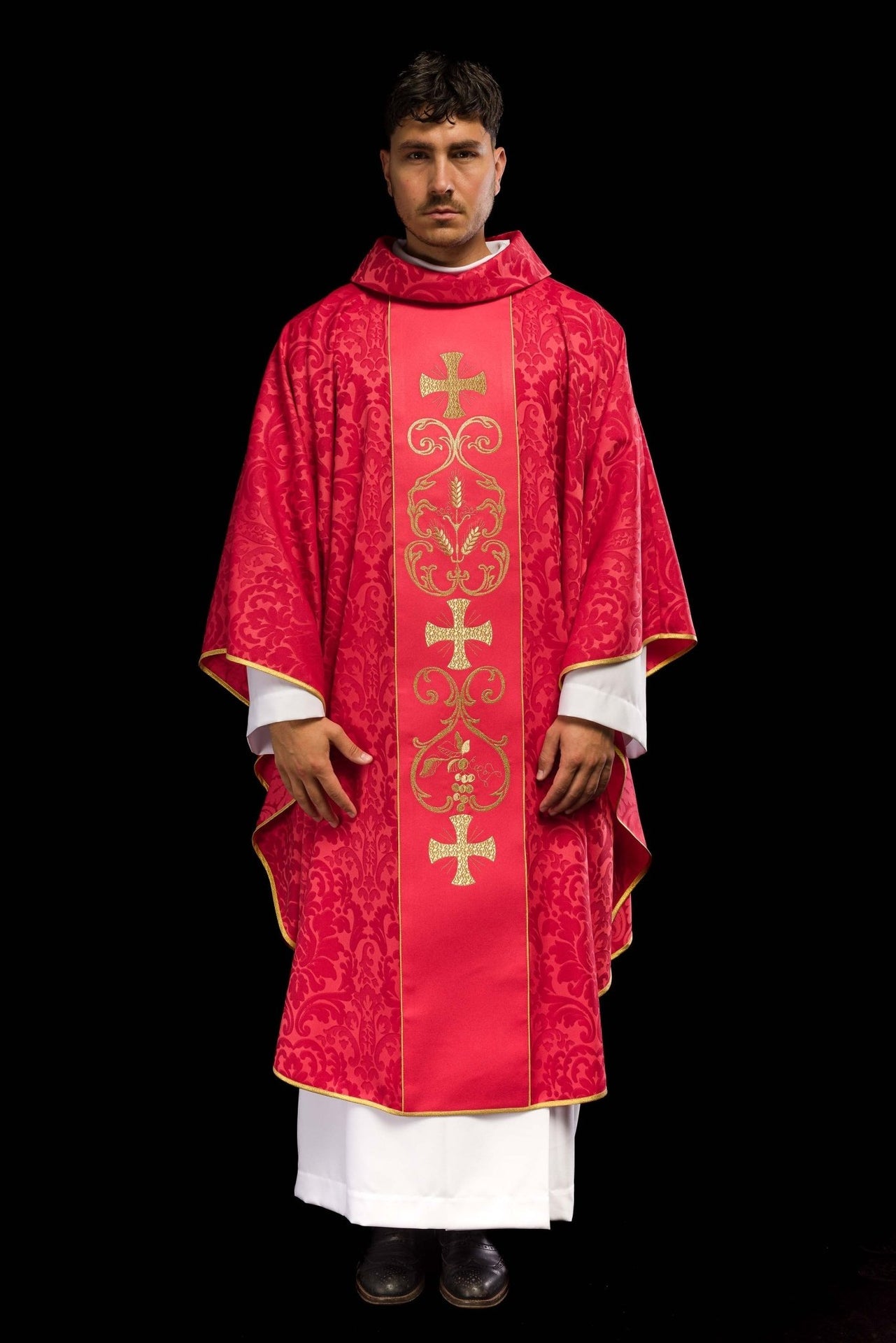 Czerwony ornat liturgiczny zdobiony haftowanym pasem