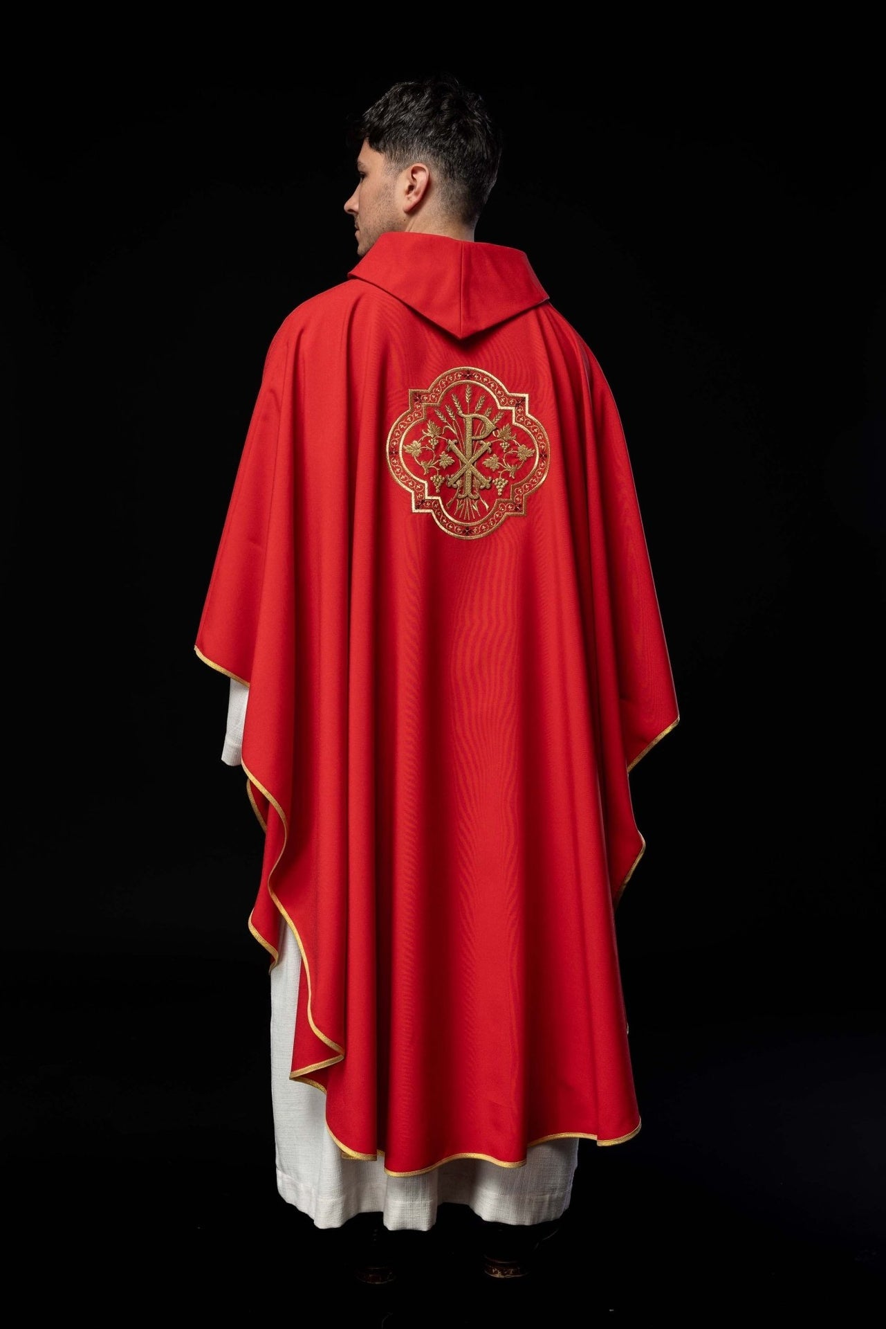 Czerwony ornat z haftem IHS i PAX