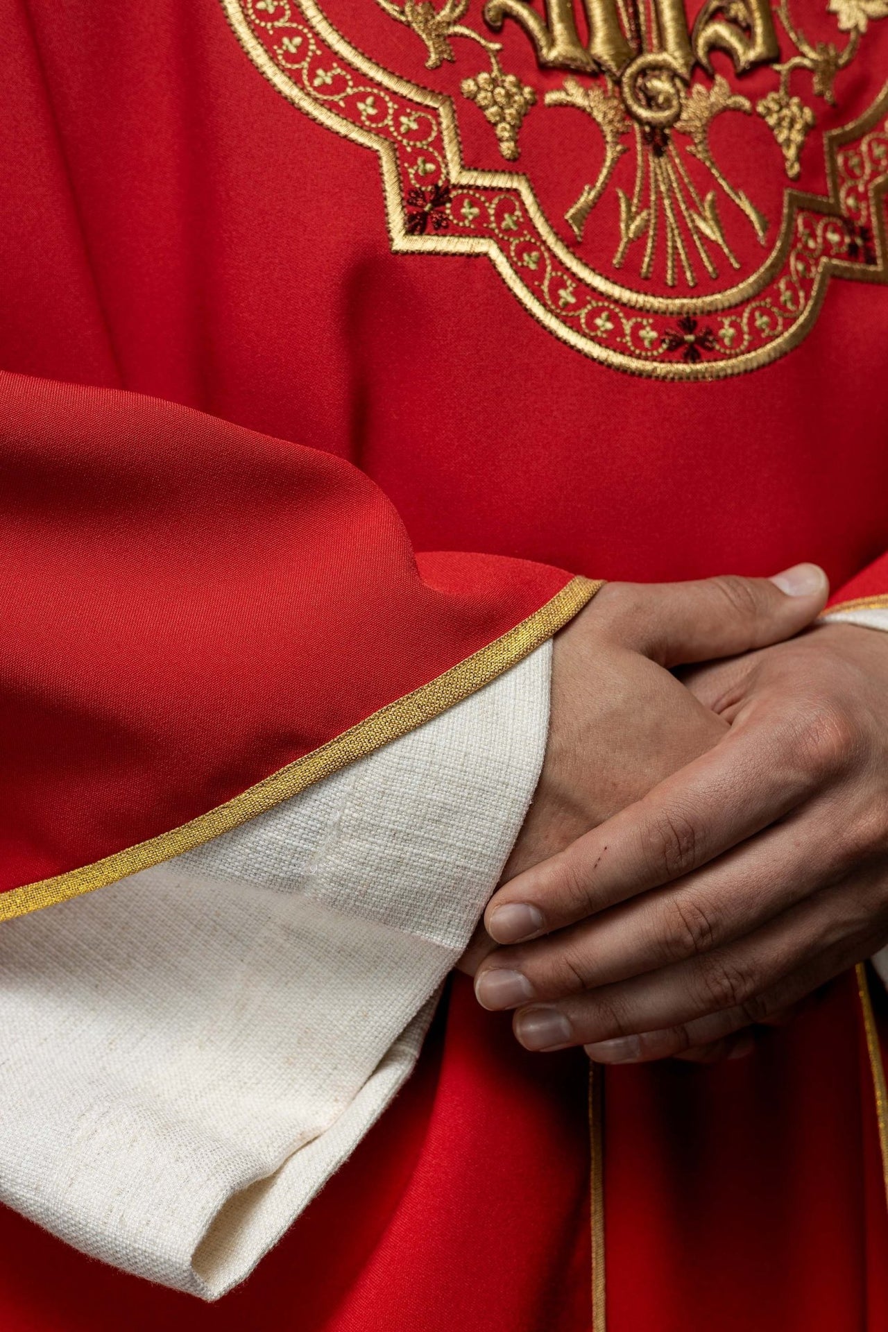 Czerwony ornat z haftem IHS i PAX