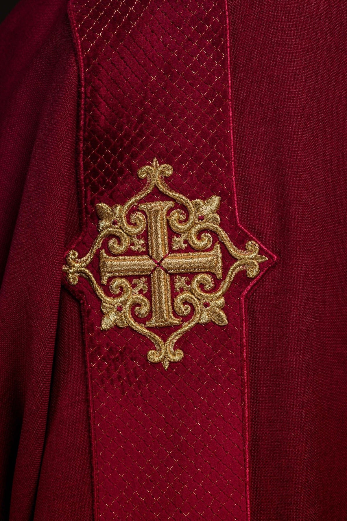 Dalmatik mit Samtborten und Kreuzsymbolen Rot - MESSGEWANDER.DE
