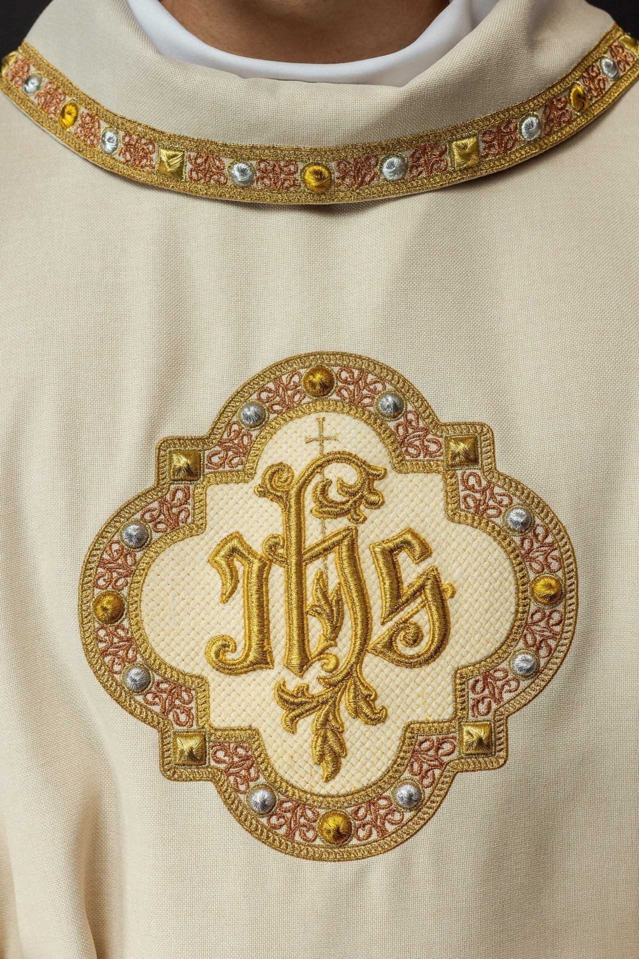 Dalmatika mit IHS-Symbol und ecrufarbenem Kragen - MESSGEWANDER.DE