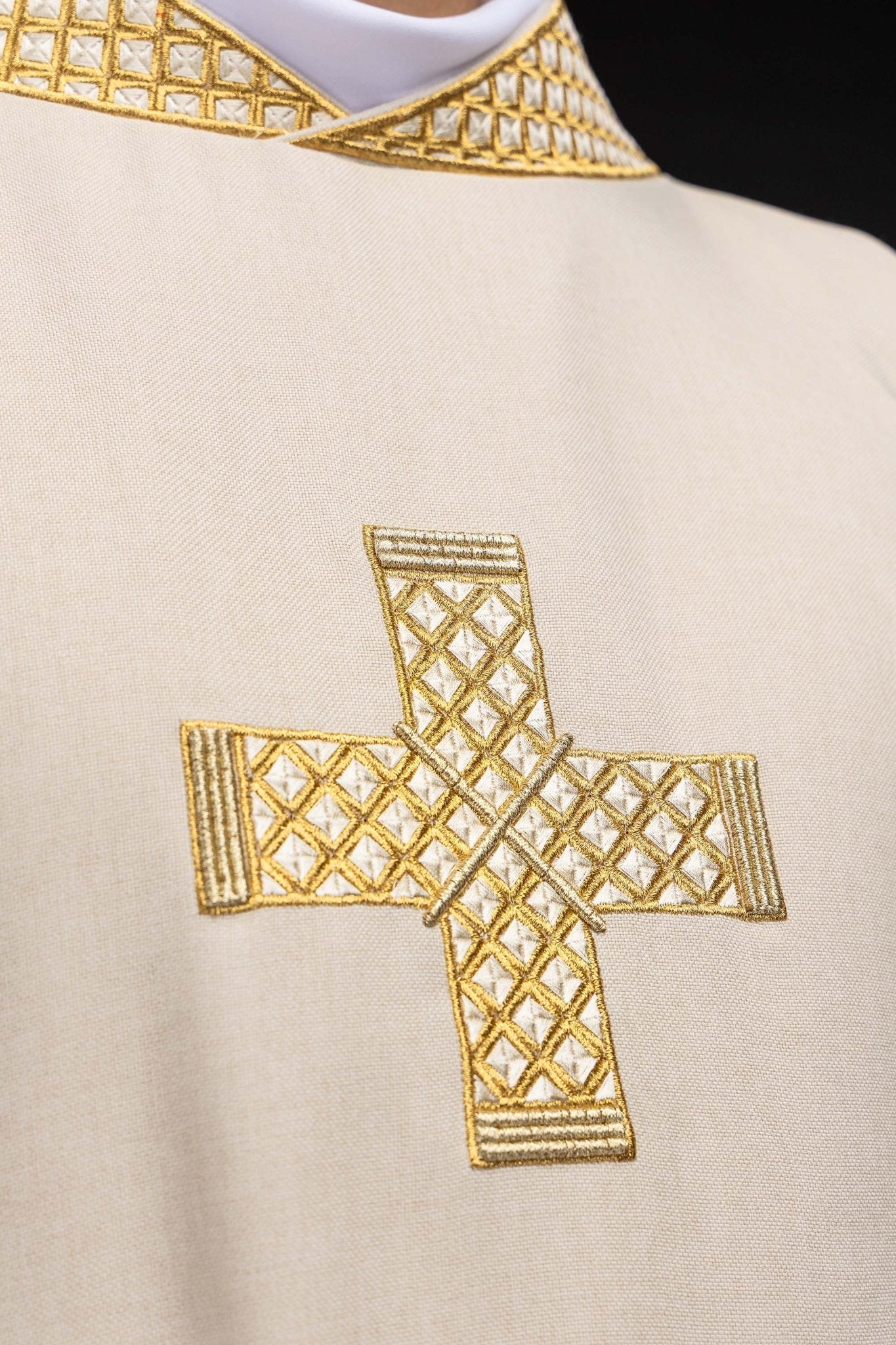 Dalmatiner mit gestickten Kreuzen und ecrufarbenem Kragen - MESSGEWANDER.DE